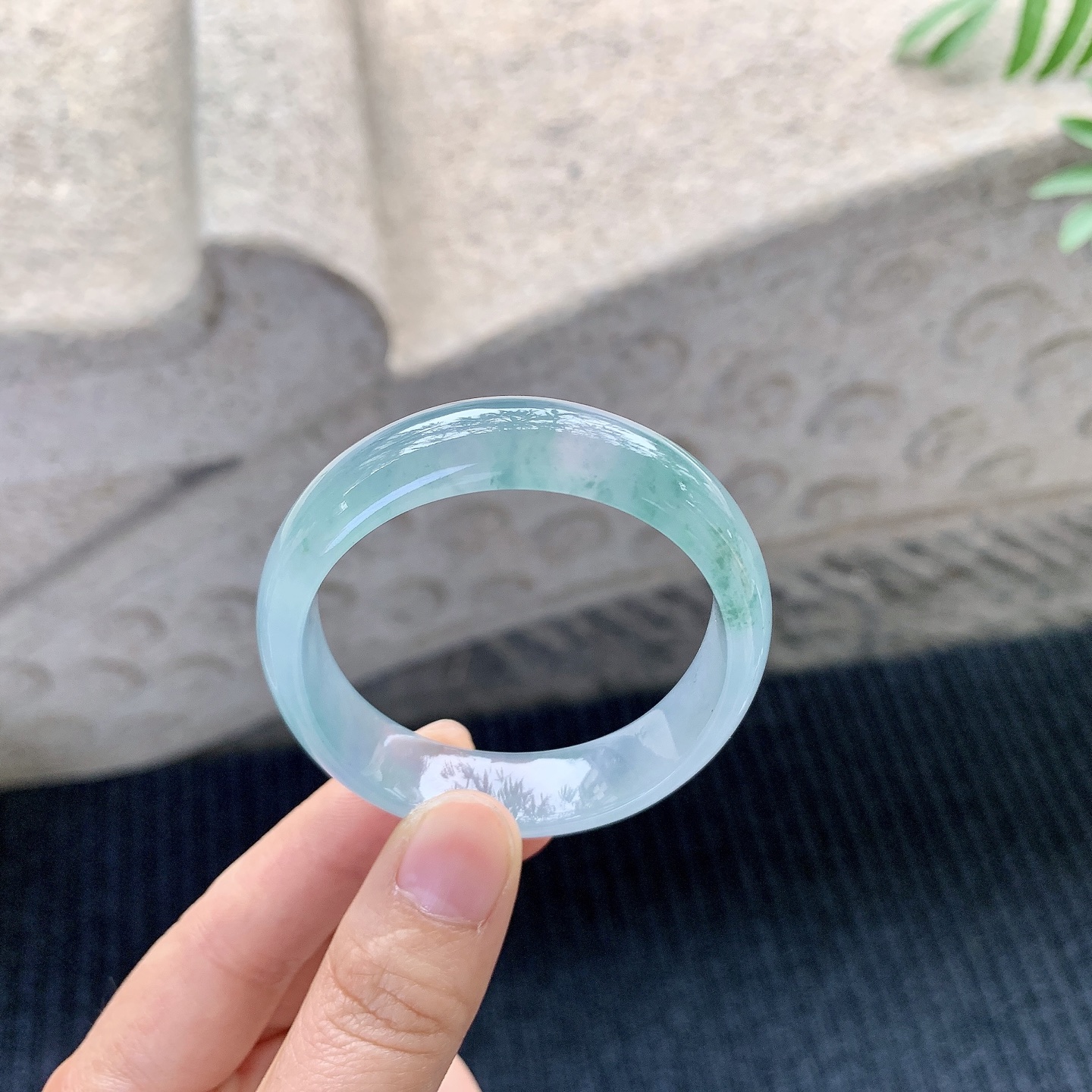 贵妃49 50【圈口】50.6/45.6/11.8/6【编码】H1121433【描述】冰糯紫底飘花，水润，种老，细腻，无裂