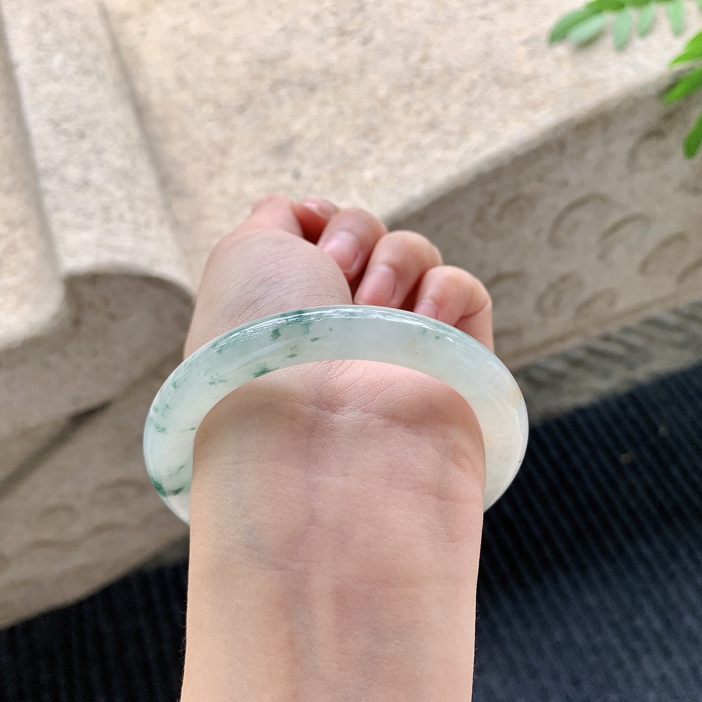 圆条53 54【圈口】54.7/9.3/9.2【编码】A1041516【描述】糯冰飘花，水润，种老，细腻，打灯有棉线