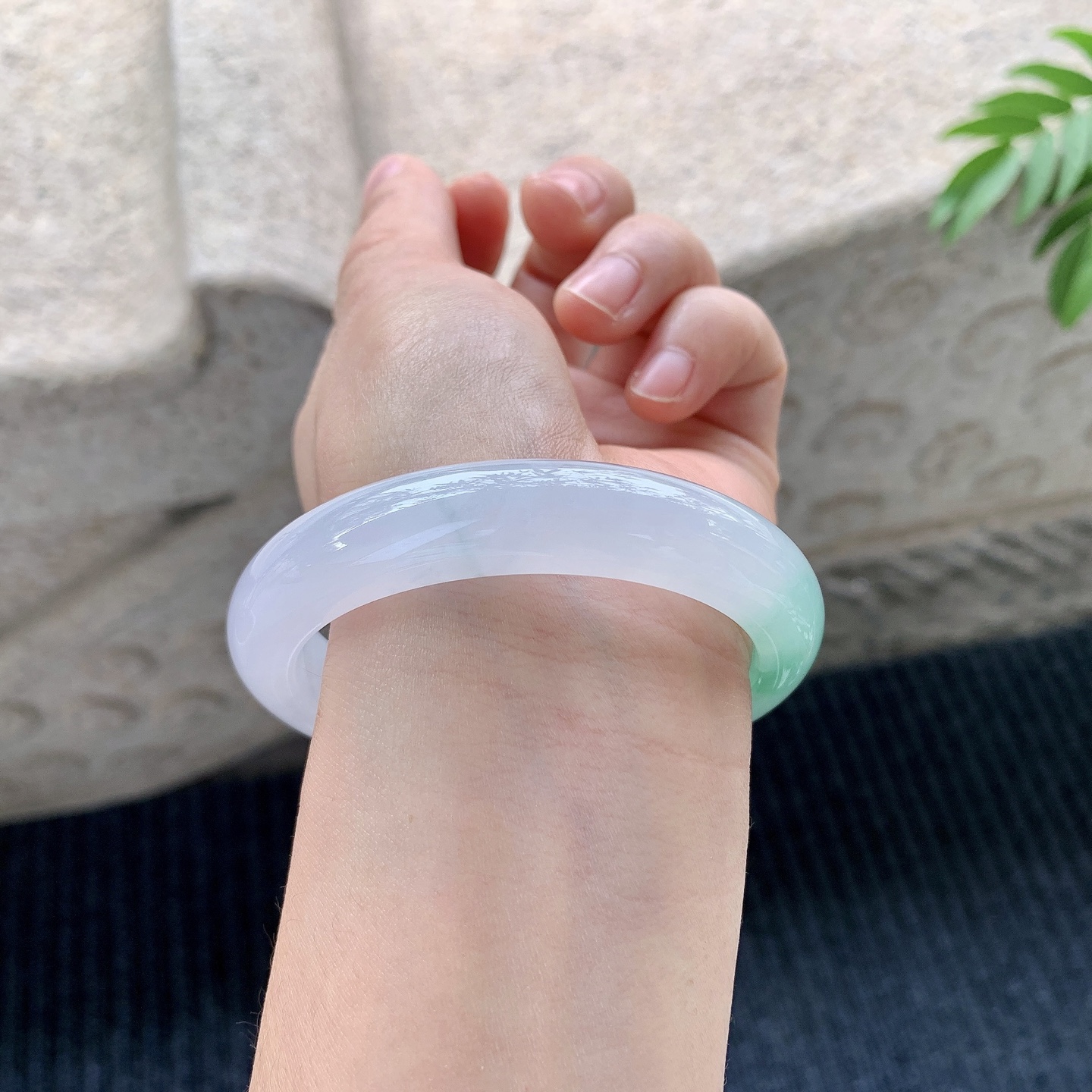 正圈55 56【圈口】56.4/12/8.5【编码】C5010554【描述】糯冰飘绿，水润，种老，细腻，打灯有棉线