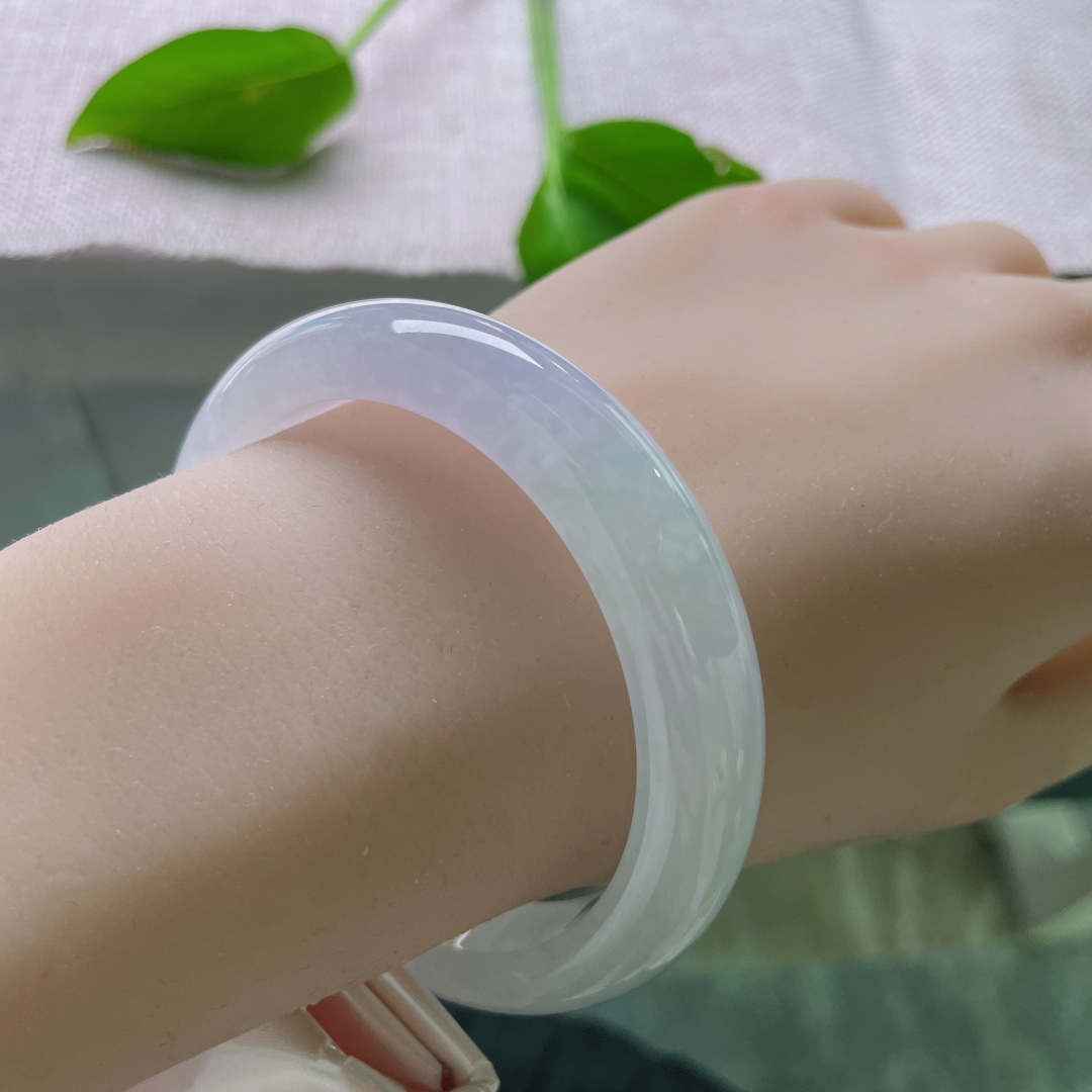 54.8/12.1/8.3，冰紫正圈，种老，色泽柔润通透，佩戴更添温婉韵味。有纹，ss48793a