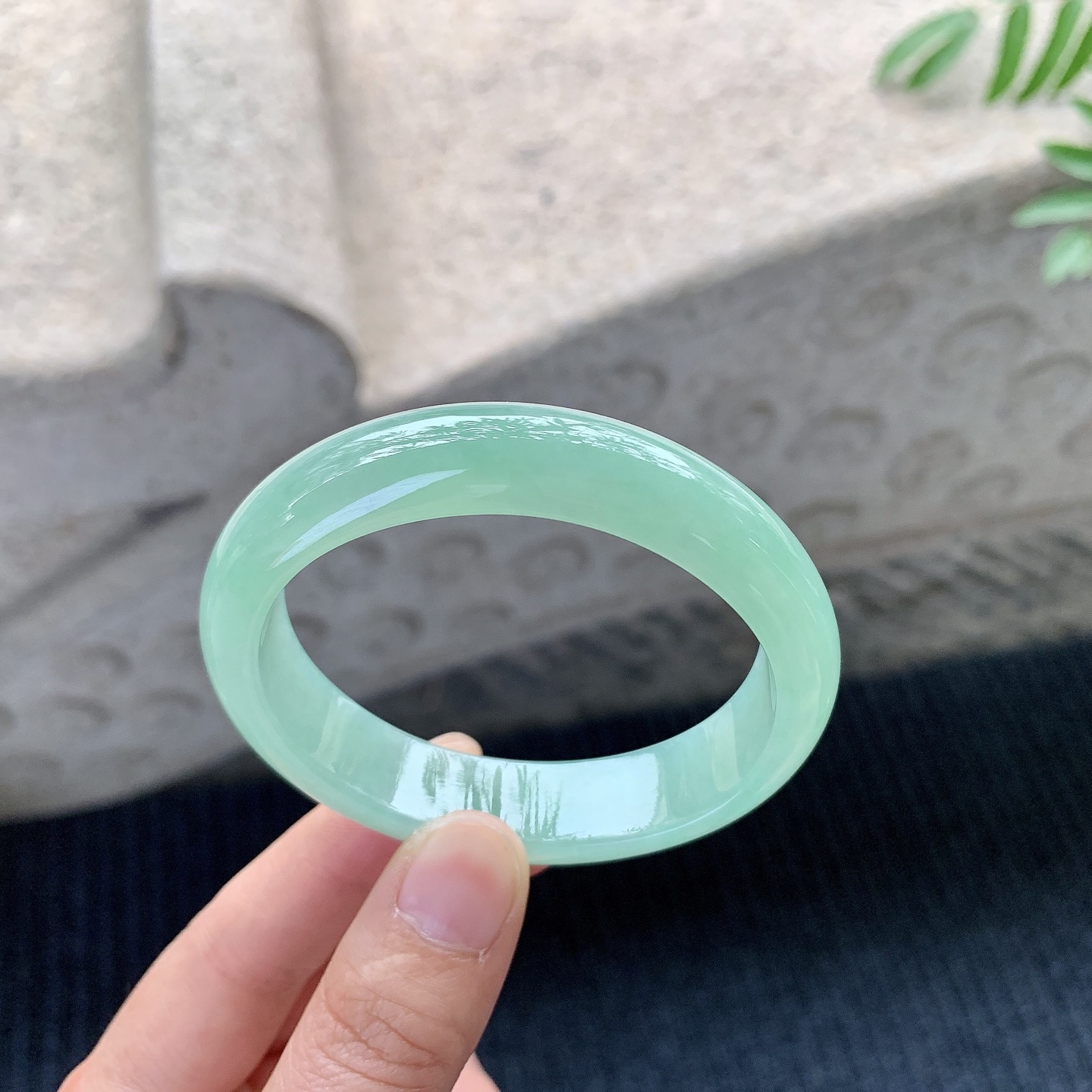 贵妃53 54 圈口54.6/46.9/13.3/7.5 满绿，水润，种老，细腻，打灯有絮线H1121434