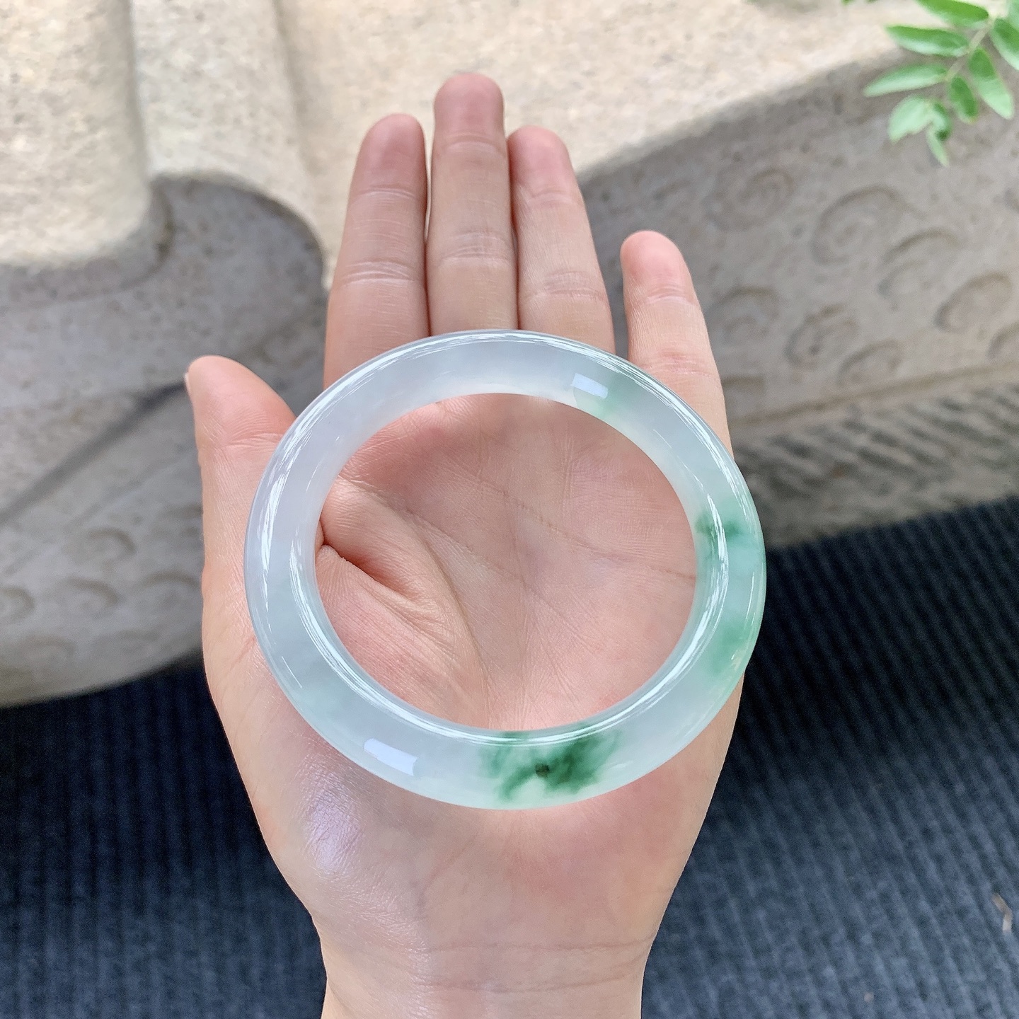 圆条55 56【圈口】56.9/10.3/9.9【编码】B2121416【描述】冰飘绿，清透，水润，种老，细腻，有纹线