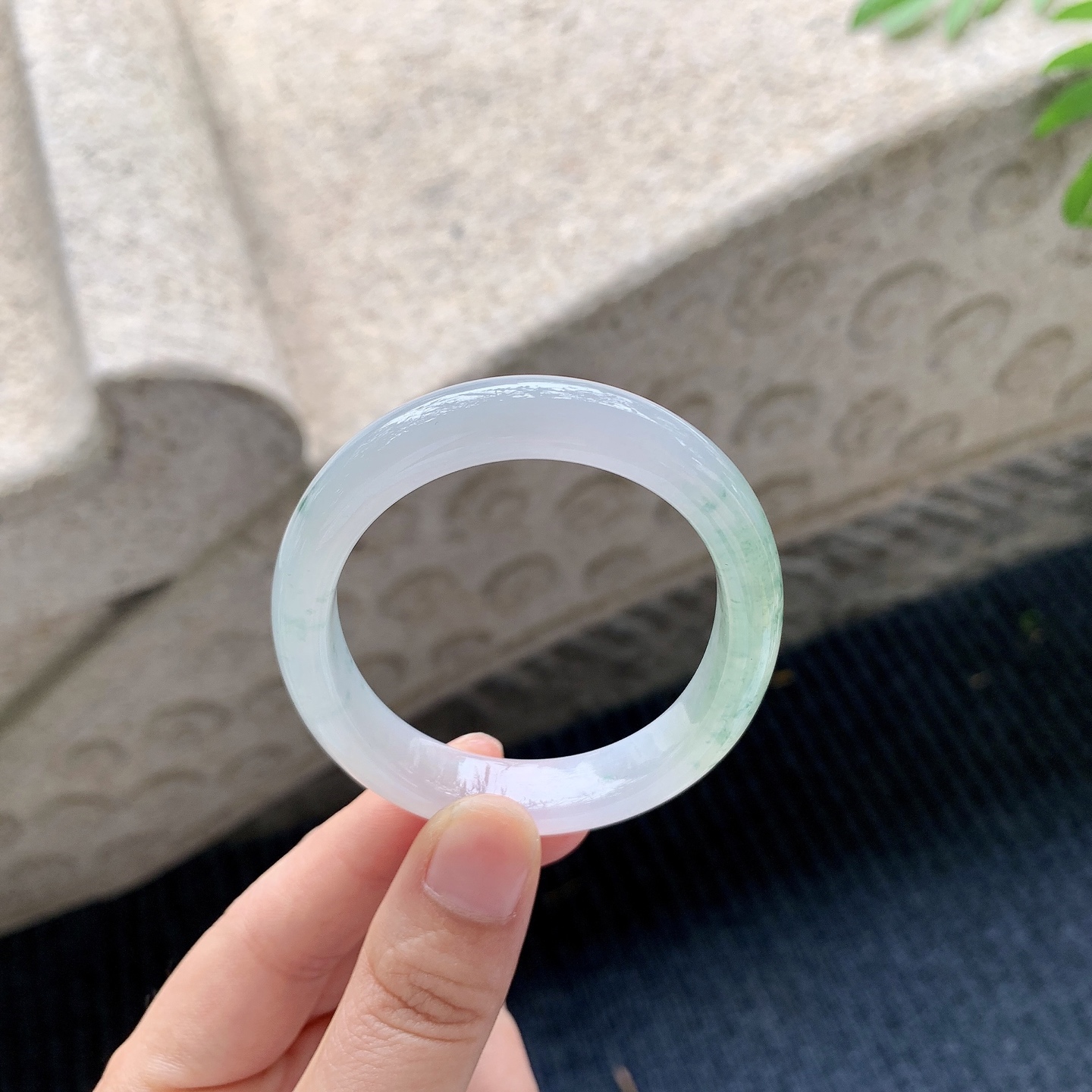 贵妃51 52【圈口】52.8/54.4/10/7【编码】A2041501【描述】糯冰飘花，水润，种老，细腻，有纹线