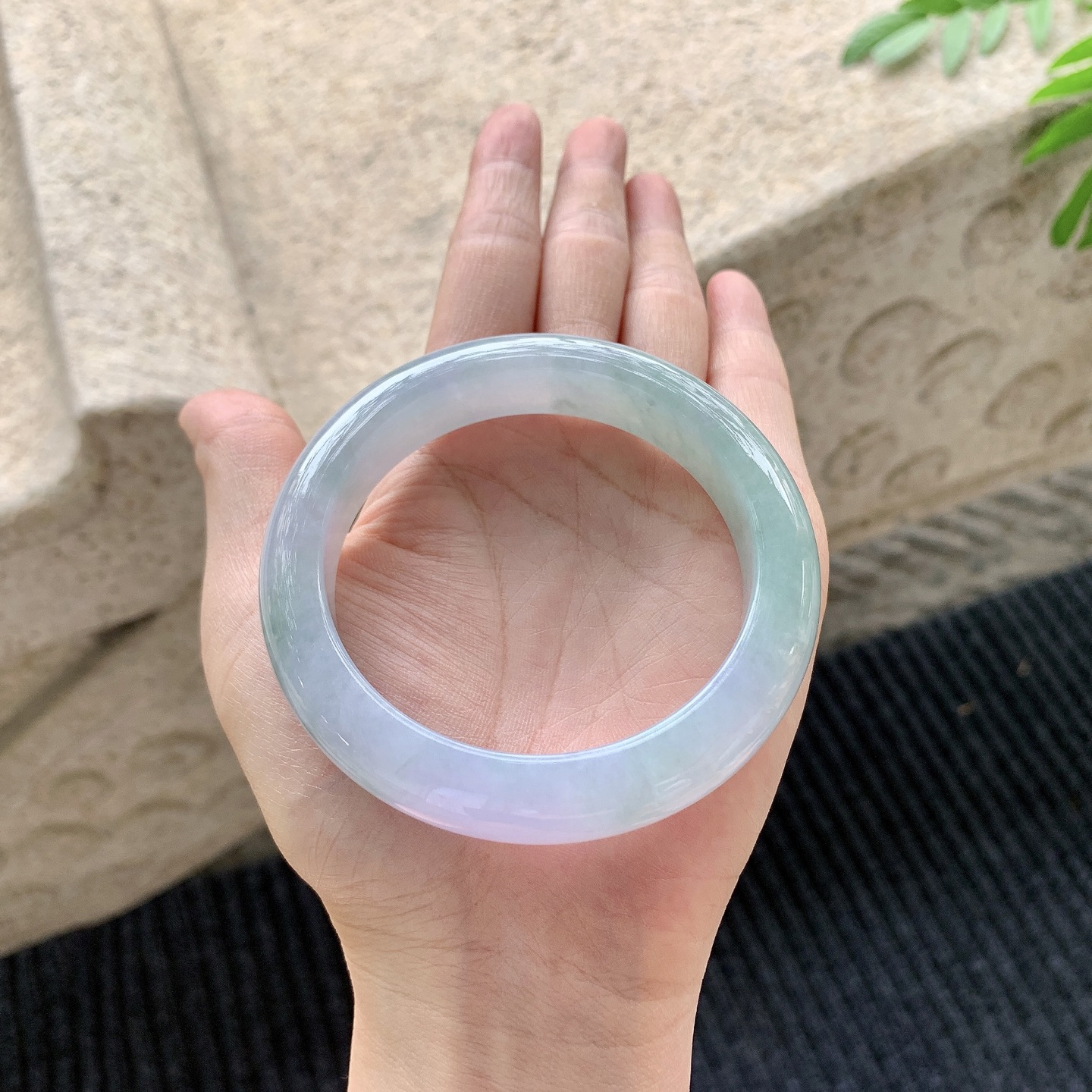 正圈56 57 【圈口】57.7/12.4/9.5 【编码】A1041519 【描述】细糯春彩，水润，种老，细腻，打灯有絮线