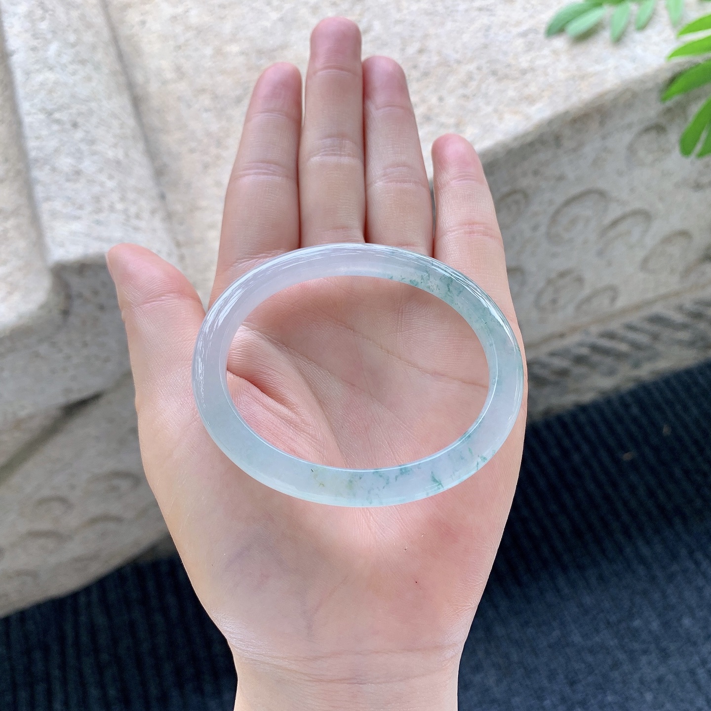 贵妃53 54【圈口】54.1/46.2/6/7【编码】T1041517【描述】冰糯飘花，清透，水润，种老，细腻，无裂