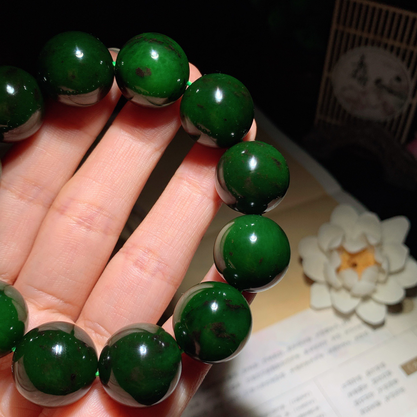 和田玉七号矿红皮料菠菜绿俄罗斯碧玉手串。单颗尺寸18重112克。玉质细腻油润。手推出油。佩戴高端典雅。lt260415