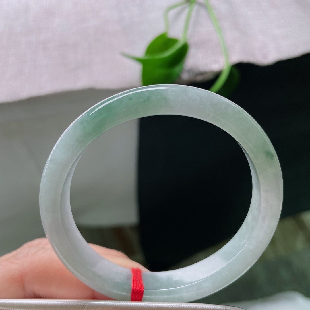 52.9（47.9）10.2/6.7，淡绿底贵妃，水头好，颜色深浅不一，韵味十足，皮纹，ss50355a