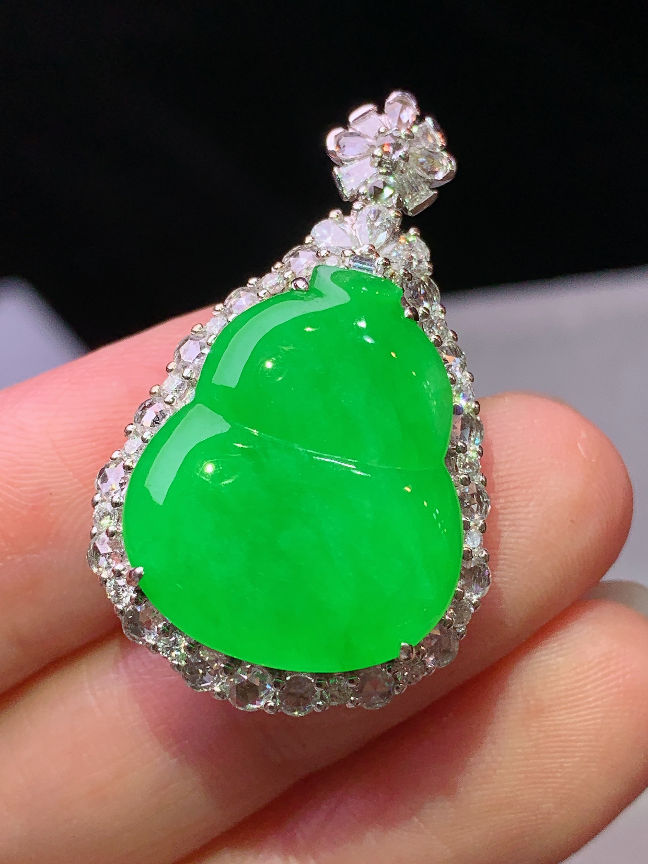 18k金钻镶嵌阳绿葫芦吊坠 玉质细腻 水润亮眼 色泽艳丽 整体尺寸33*20*10m5