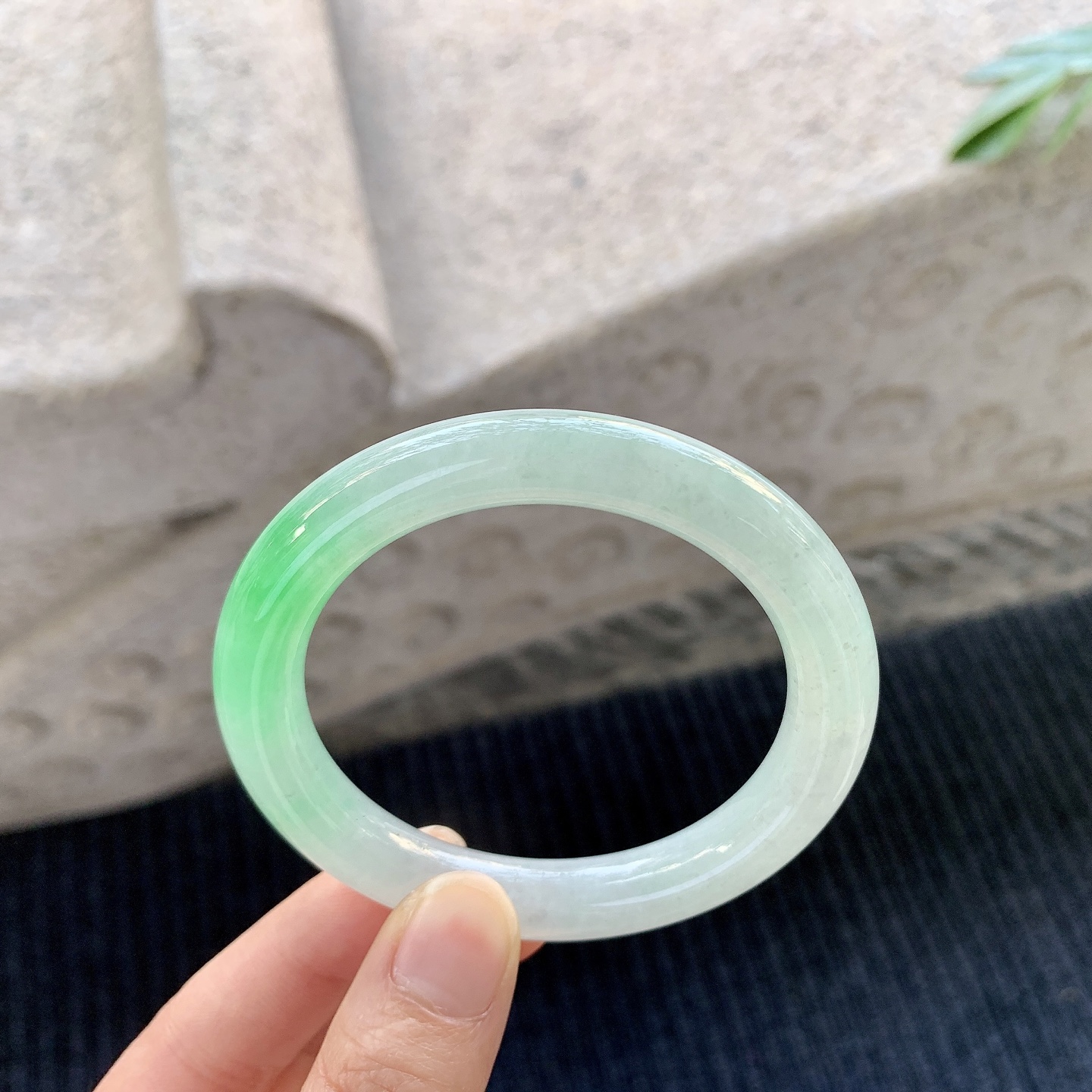 圆条51 52【圈口】52.8/9.2/9.2【编码】YT041069【描述】糯冰飘绿，水润，种老，细腻，有棉纹线