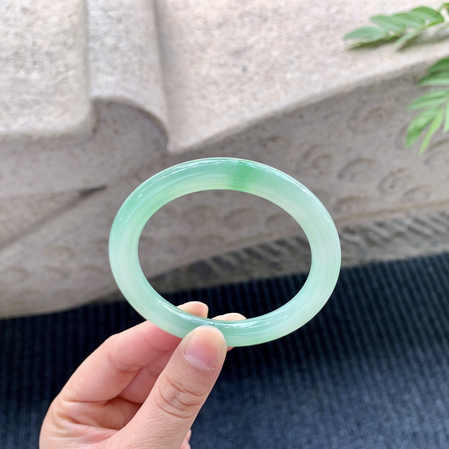 圆条54 55【圈口】54.3/7.9/8.7【编码】GL121336【描述】糯冰飘绿，水润，种老，细腻，打灯有棉线