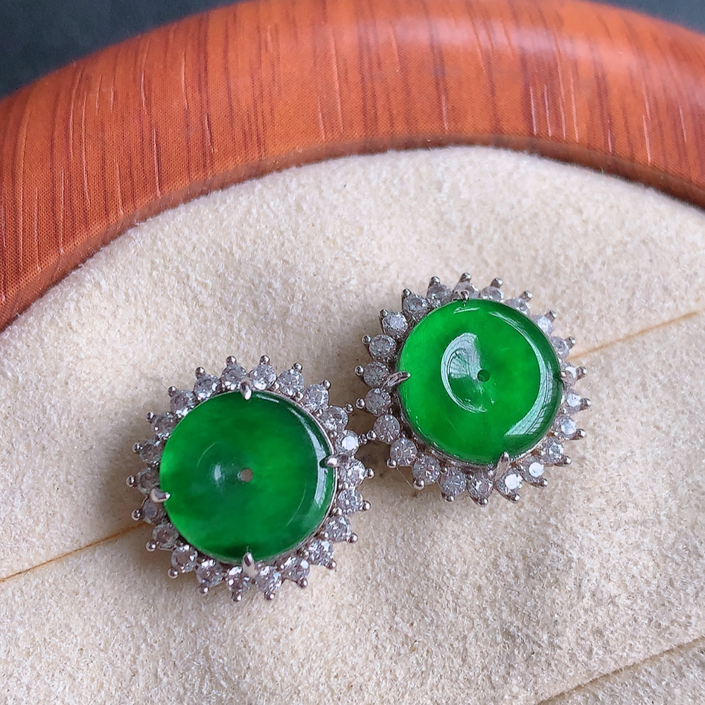 冰满绿翡翠925银镶嵌耳坠，自然光实拍，翠色灵动，颜色漂亮，种老水足，品相佳，佩戴佳品！W481.13 取一整体尺寸：14-6mm  裸石尺寸：9.6mm