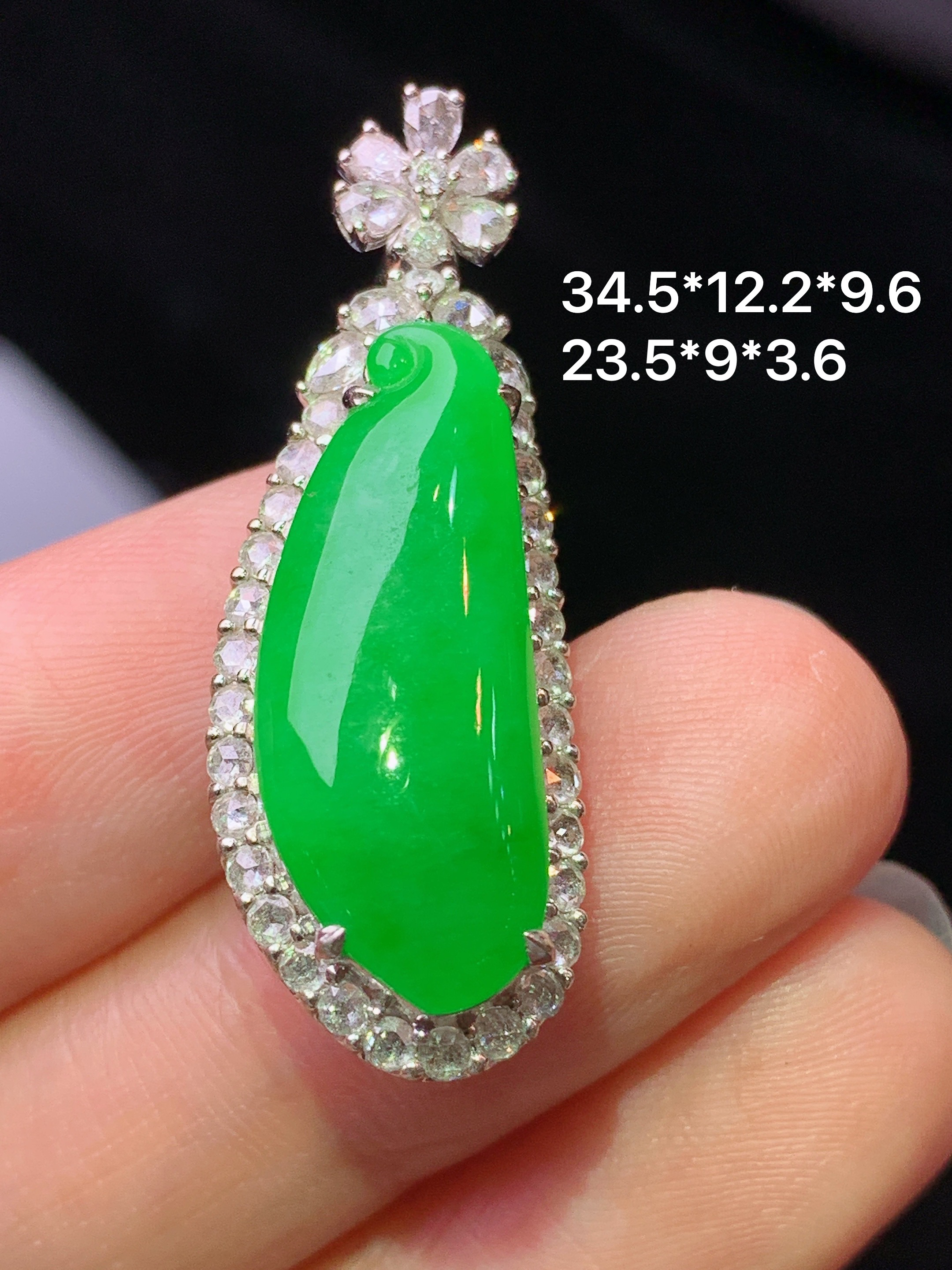 18k金钻镶嵌满绿福瓜吊坠 玉质细腻 色泽艳丽清新 水润亮眼 整体尺寸34.5*12.2*9.6s1