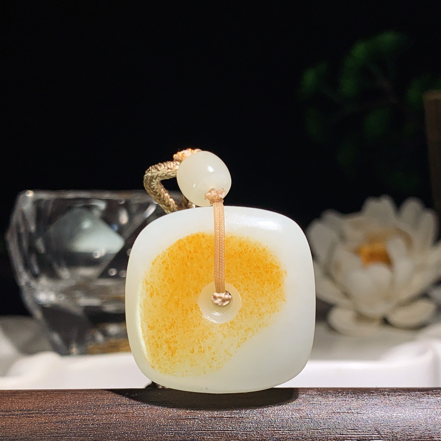 新疆和田玉四方扣挂件。尺寸28/13重24.5克。玉质细腻油润。手推出油。佩戴高端典雅。lt2604