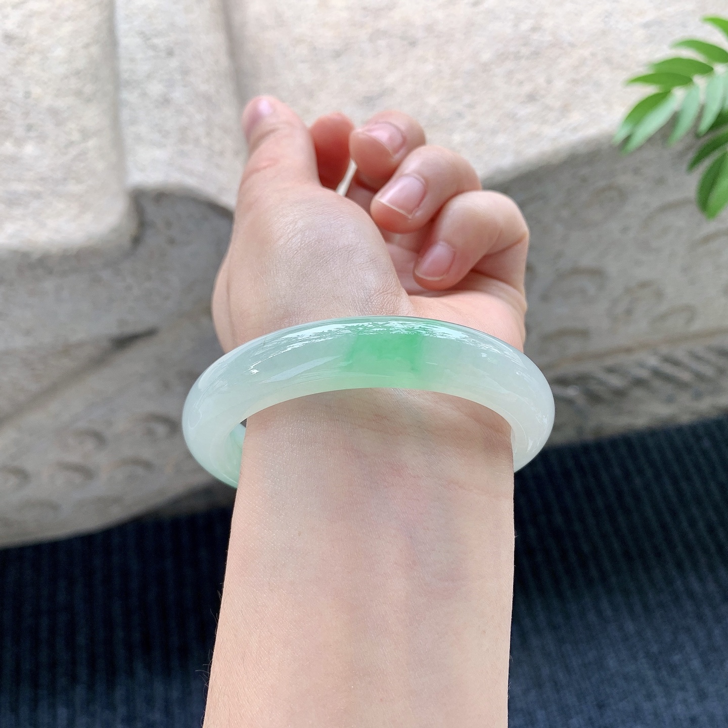 正圈54 55【圈口】55.5/12.1/8.2【编码】BA032014【描述】冰飘绿花，清透，水润，种老，细腻，打灯有絮线