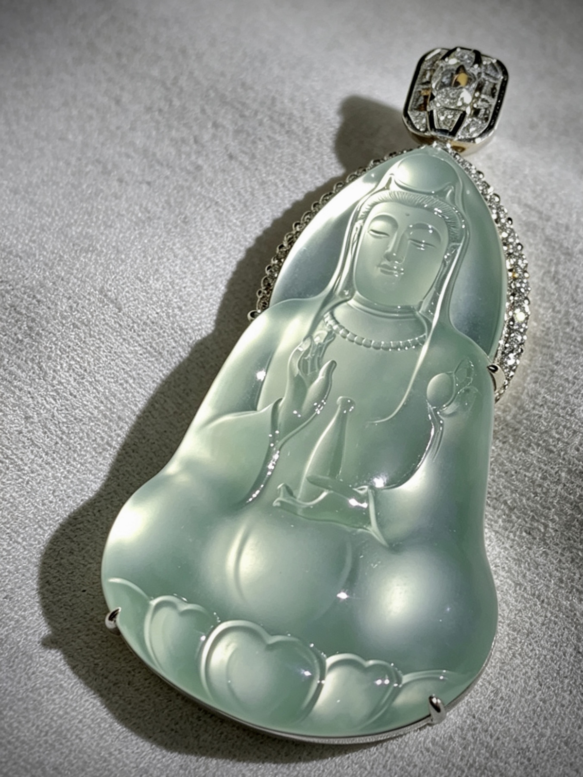 【观自在·一念清净】，观音菩萨，
裸石49.5-30.5-7mm，
整体60-30.5-12.5mm，28.58g，
18K金，南非钻，