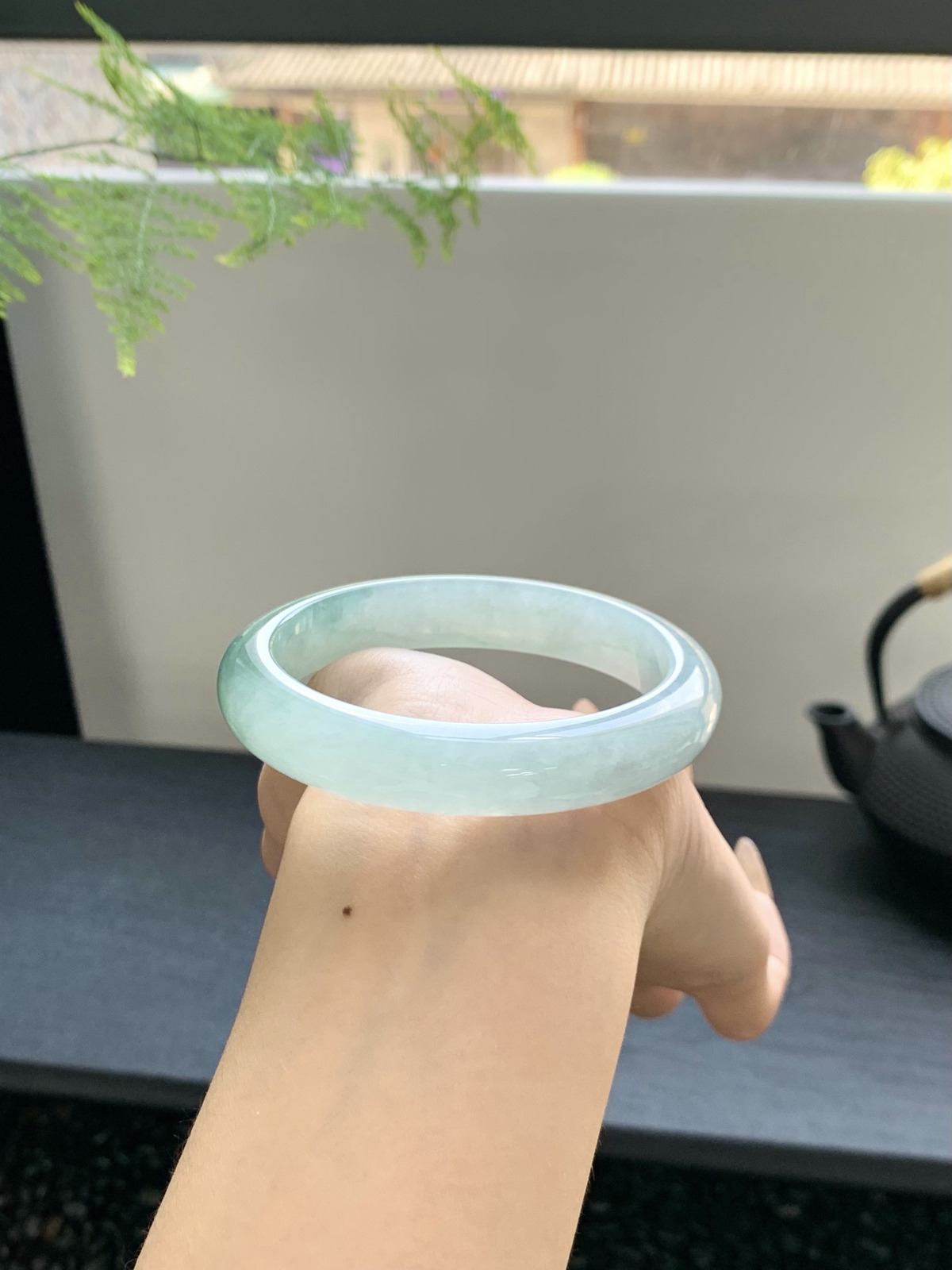 冰半山水手镯
仿佛蕴藏着大自然的灵气与生命的力量，给人一种神秘而优雅的感觉58-12-8mm