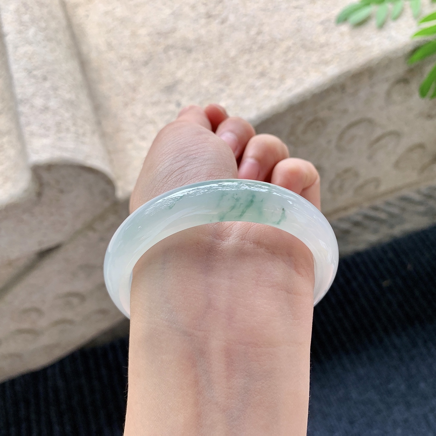 正圈54 55【圈口】55.7/12.7/7.8【编码】GJ041527【描述】糯冰飘花，水润，种老，细腻，无裂