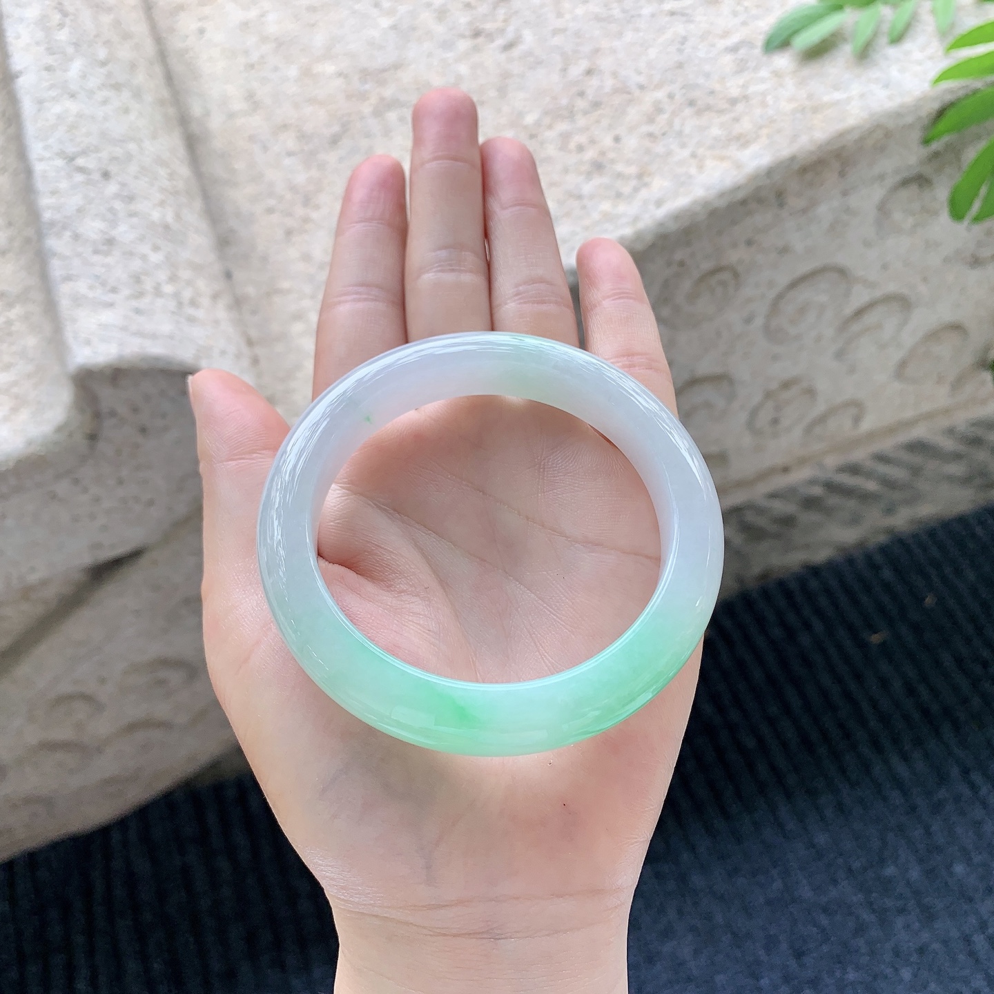 正圈56 57 圈口57/11.5/9.3 编码A3041529 冰糯飘绿，水润，种老，细腻，无裂