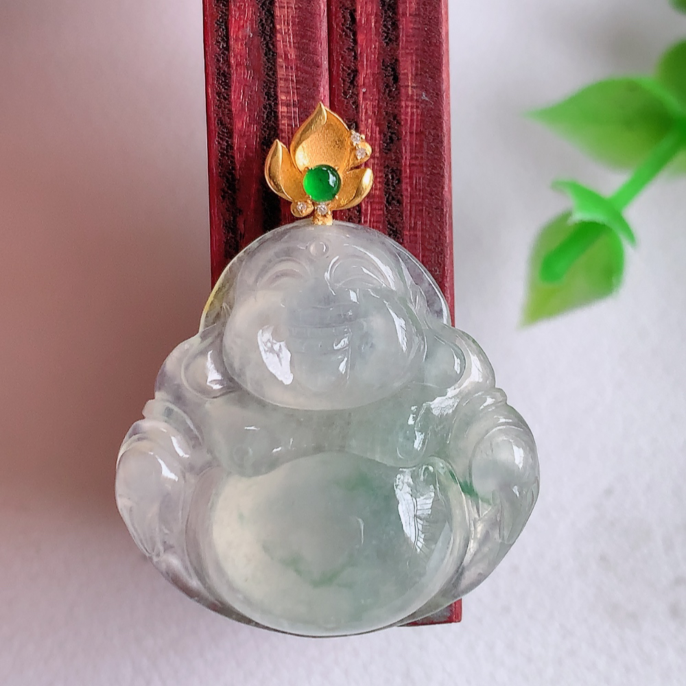 18k金扣冰润飘花佛公挂件 玉质细腻  精雕弥勒佛，笑佛福耳垂肩，面相喜庆，开怀大笑，憨态可掬。惟妙惟肖，寓意福禄双全，吉祥美满，笑口常开 W01.13  尺寸：23-23.5-6mm