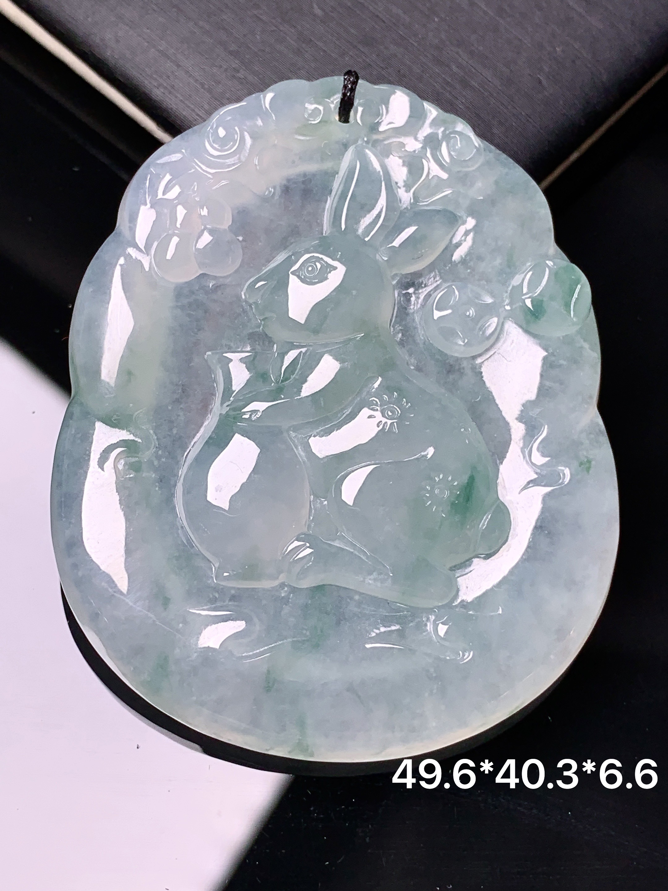 冰种生肖兔吊坠 玉质细腻 水润亮眼 色泽艳丽 整体尺寸49.6*40.3*6.6b2