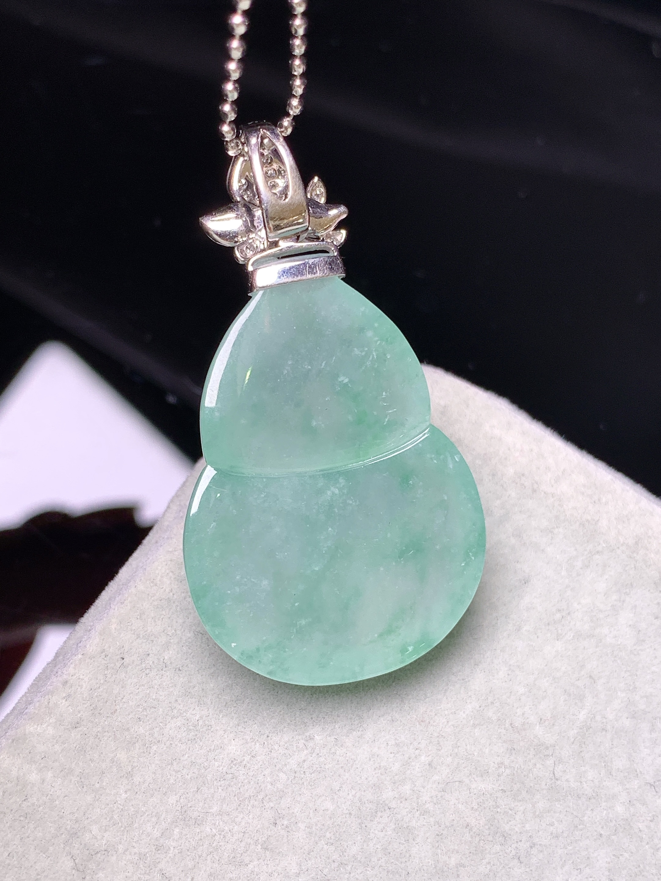 18k金钻镶嵌冰种飘花葫芦吊坠 玉质细腻 色泽艳丽清新 水润亮眼 整体尺寸37*20.3*6.8k1