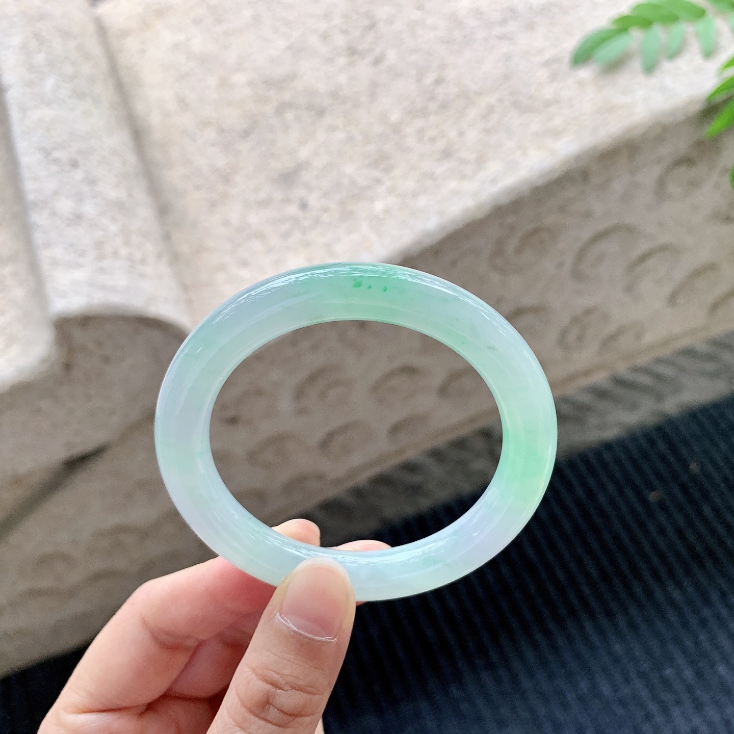 圆条50 51【圈口】51.4/9/9.1【编码】A2041508【描述】细糯飘绿，水润，种老，细腻，有纹线