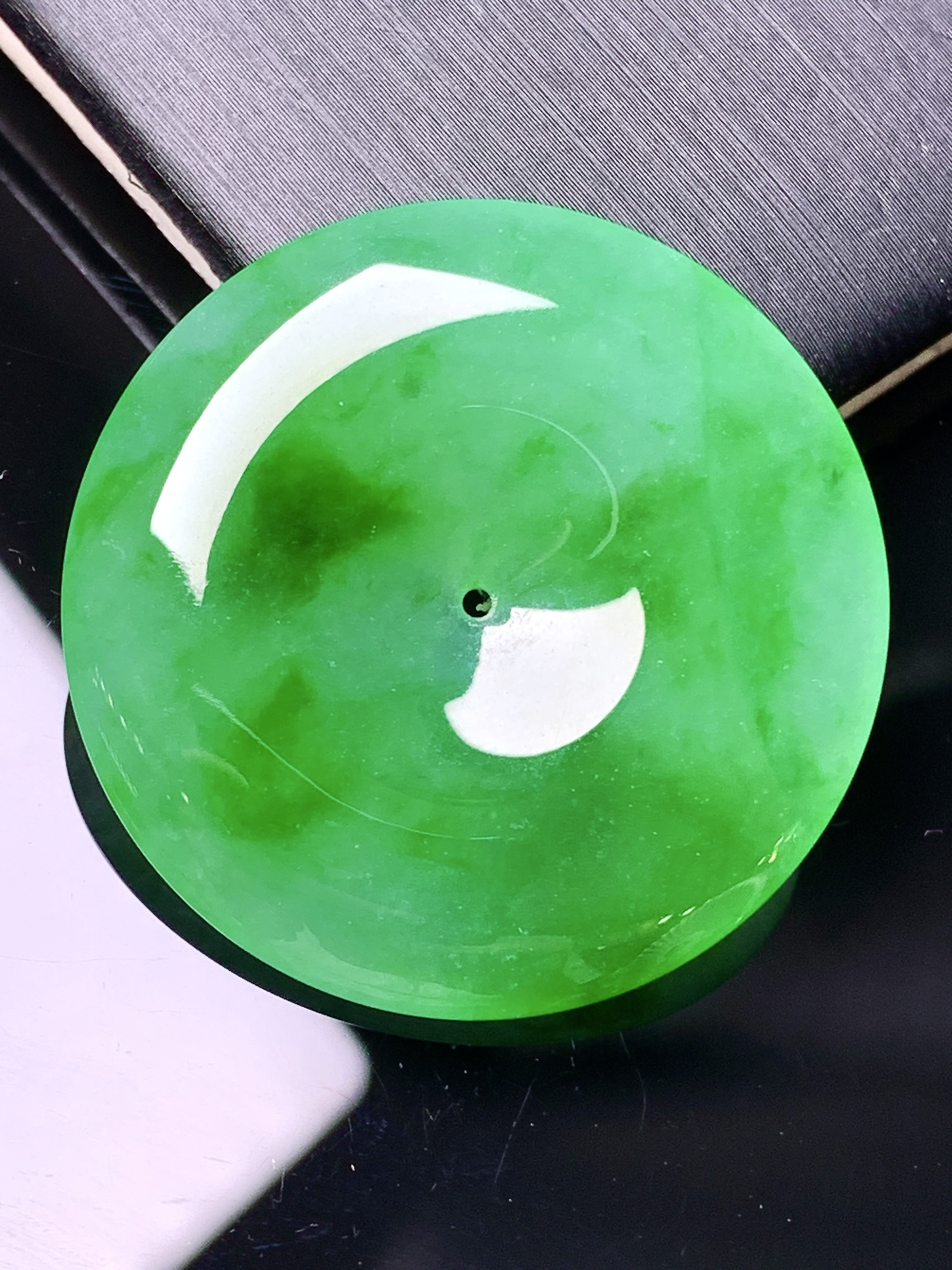 满绿平安扣吊坠 玉质细腻 水润亮眼 色泽艳丽 整体尺寸31.5*5.2d3