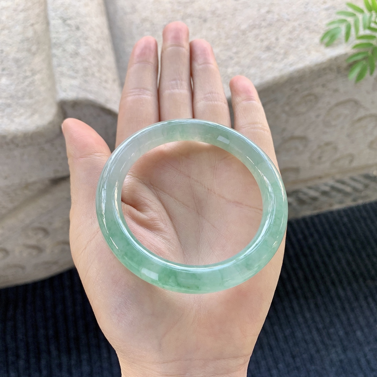 圆条52 53【圈口】53/9/9【编码】DW012915【描述】糯冰飘绿，水润，种老，细腻，打灯有