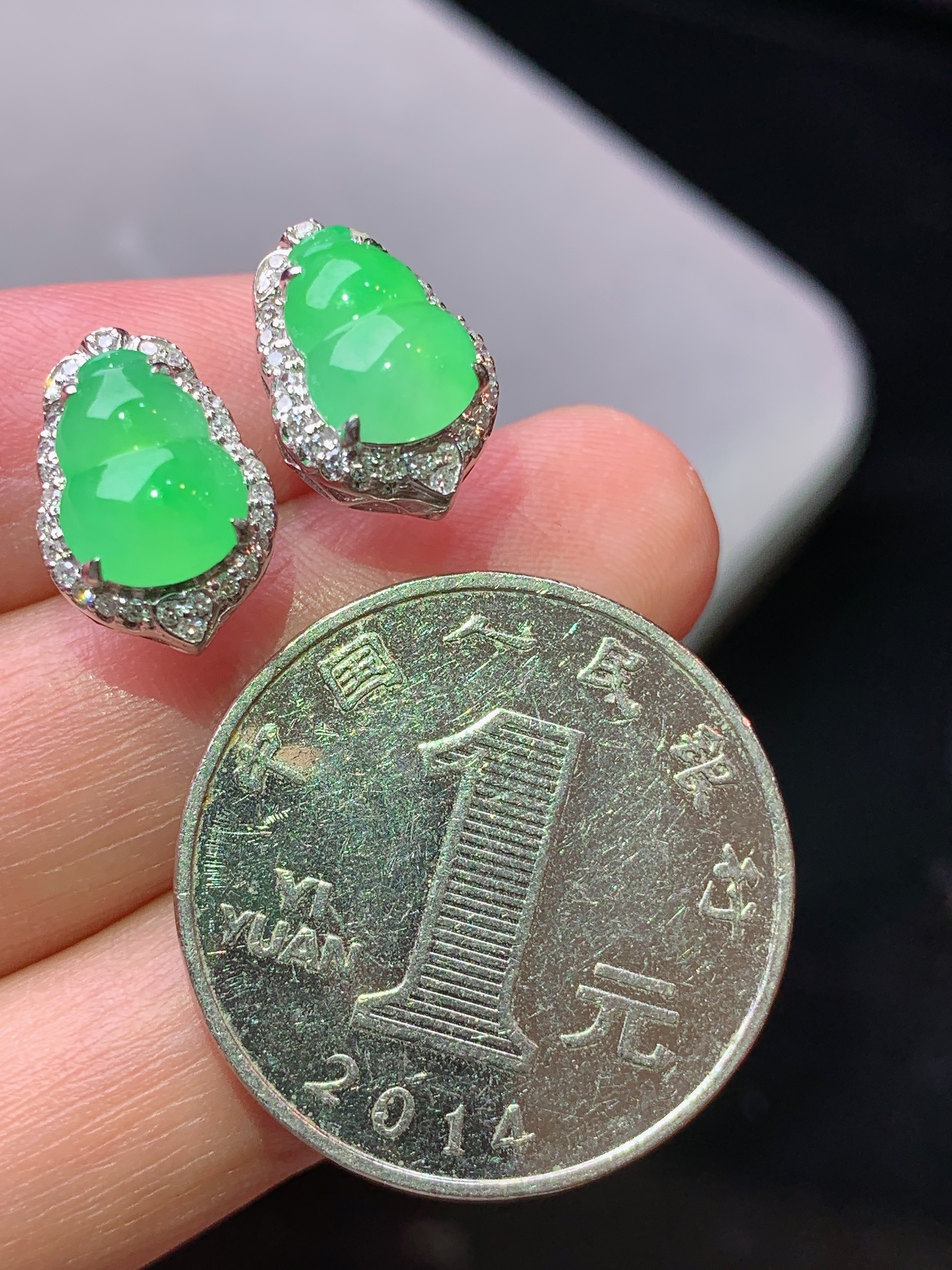 18k金钻镶嵌阳绿葫芦耳钉 玉质细腻 色泽艳丽清新 水润亮眼 整体尺寸13*9.2*7.2h1