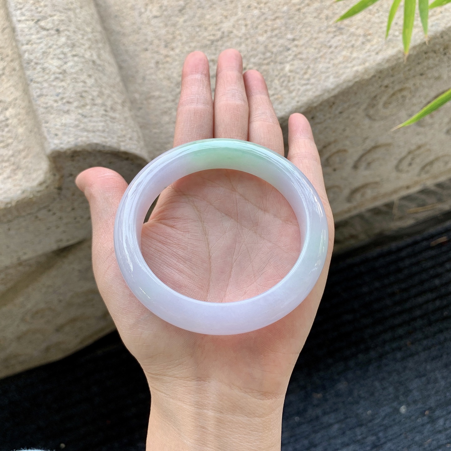 正圈58 59【圈口】59.1/13.2/9【编码】H1121471【描述】糯冰椿彩，水润，种老，细腻，无裂