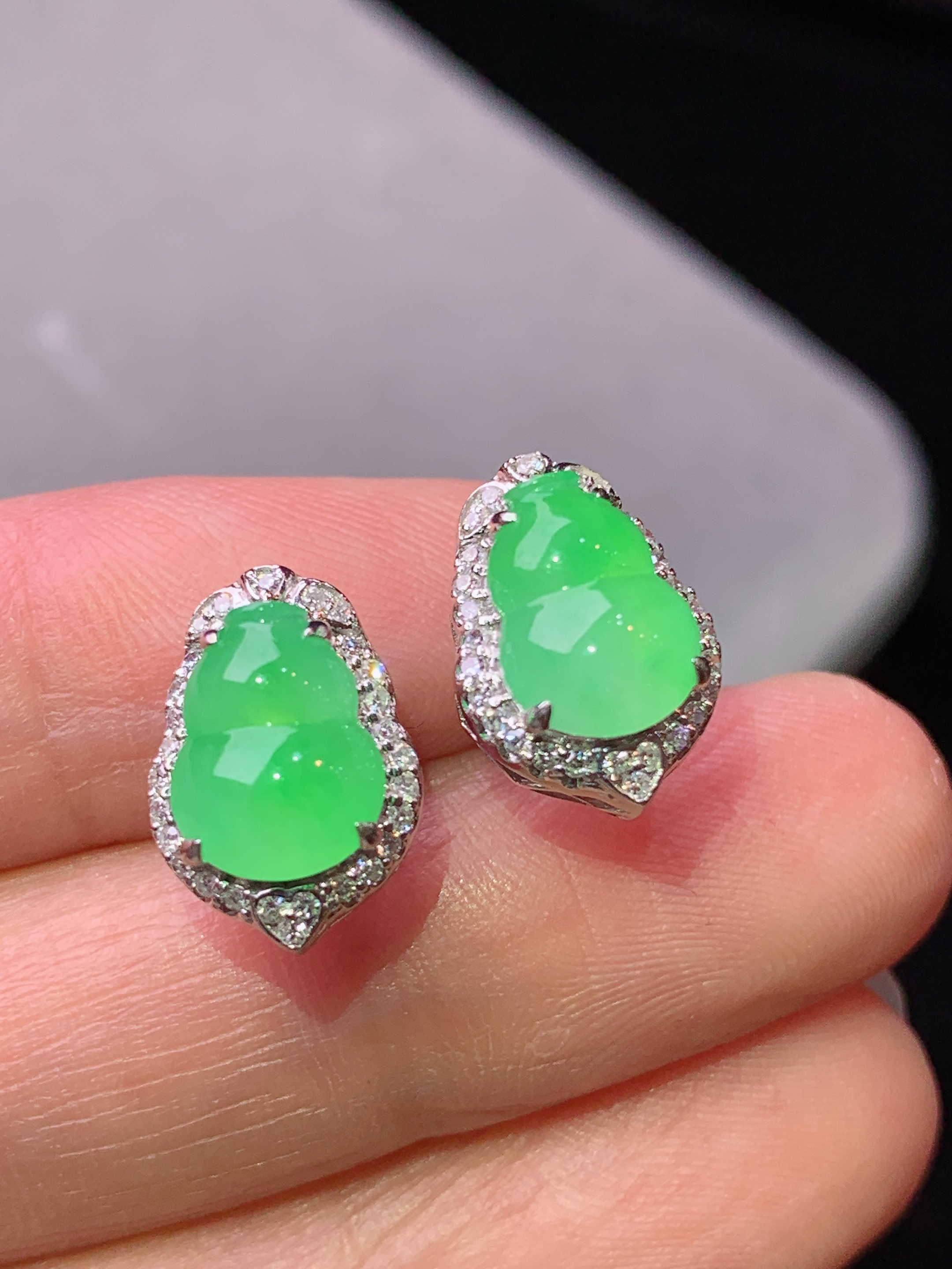 18k金钻镶嵌阳绿葫芦耳钉 玉质细腻 色泽艳丽清新 水润亮眼 整体尺寸13*9.2*7.2h1