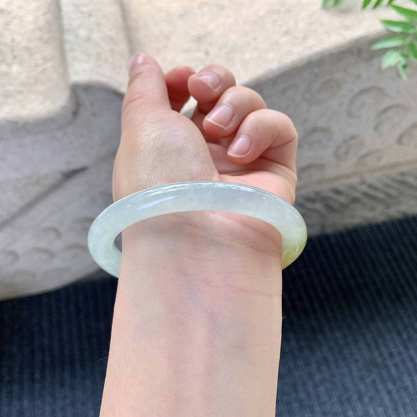 圆条55 56【圈口】56.8/8/8.7【编码】HC121429【描述】冰糯飘黄翡，水润，种老，细腻，打灯有絮线