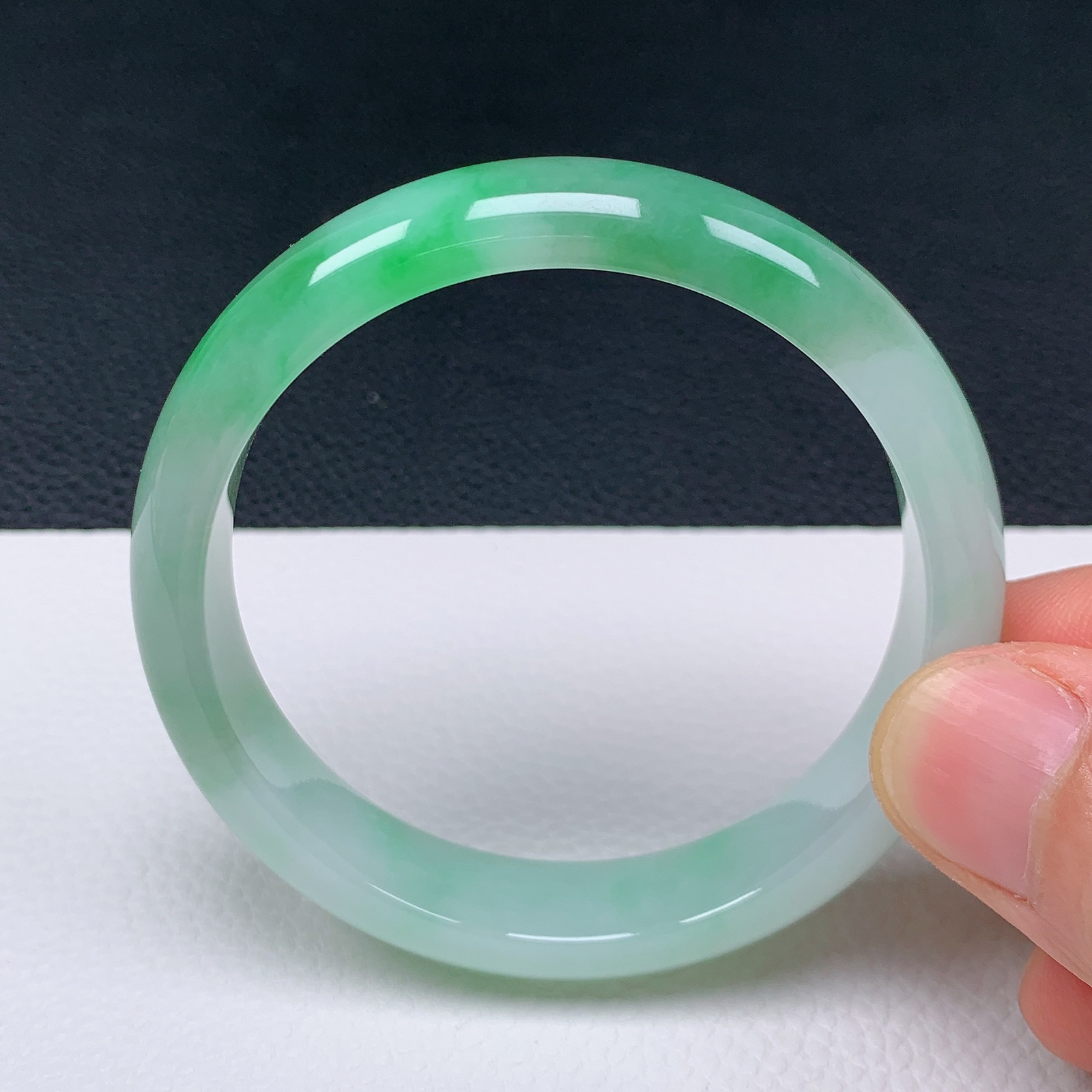 天然翡翠圈口54-55老坑冰透飘绿半山水手镯 玉质细腻 种水好 尺寸：54.5-12.1-6.8mm  M3