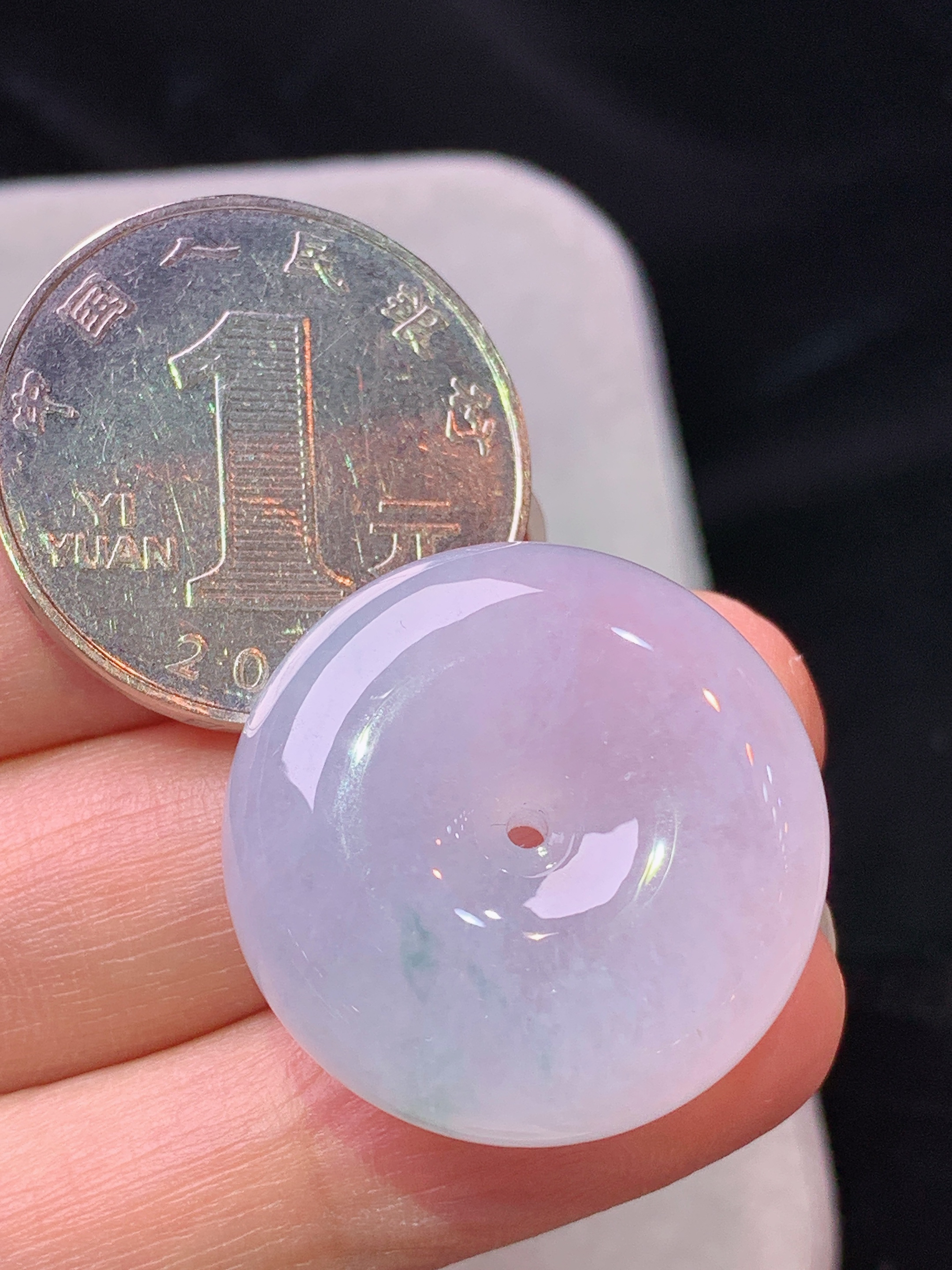 淡紫罗兰飘花平安扣吊坠 玉质细腻 色泽艳丽清新 水润亮眼 整体尺寸25.3*9.6m2