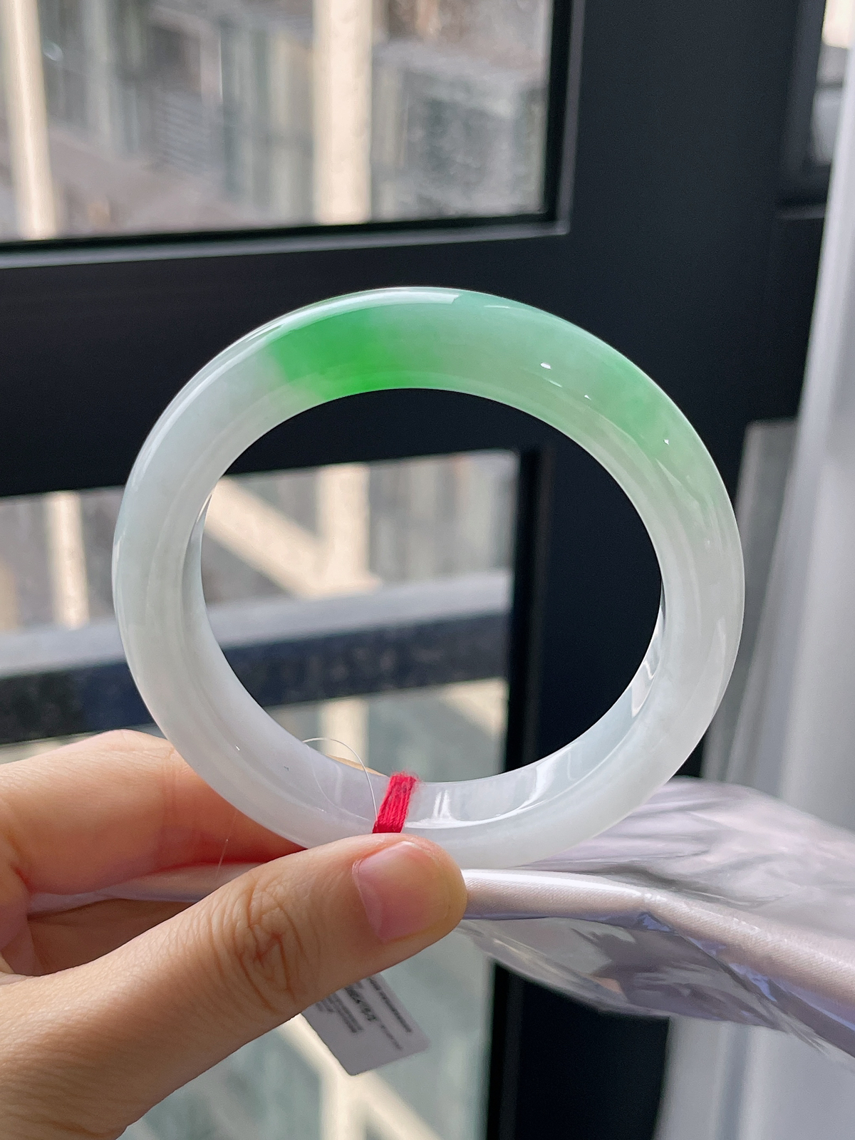 正圈57.5圈口，翡翠冰糯种飘绿手镯