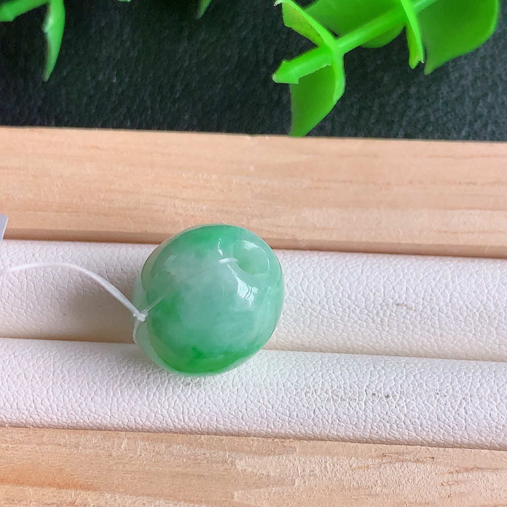 冰润阳绿路路通翡翠吊坠  款式新颖时尚，日常百搭的款。满满的份量感 清秀高雅，上身效果优雅迷人！性价比超值  W49.13  尺寸：14-13.3mm