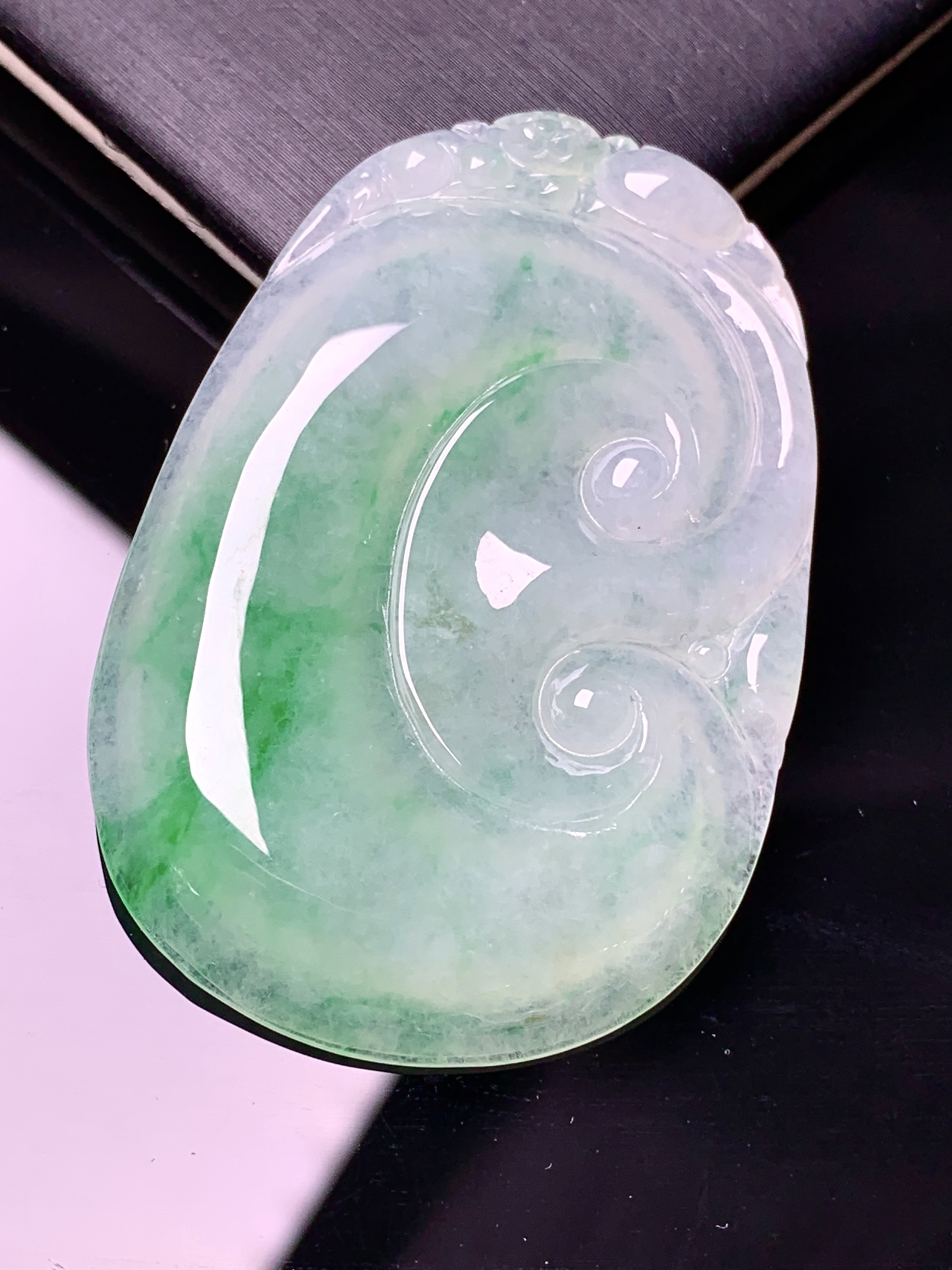 冰飘阳绿如意吊坠 玉质细腻 水润亮眼 色泽艳丽 整体尺寸51*34*5a2