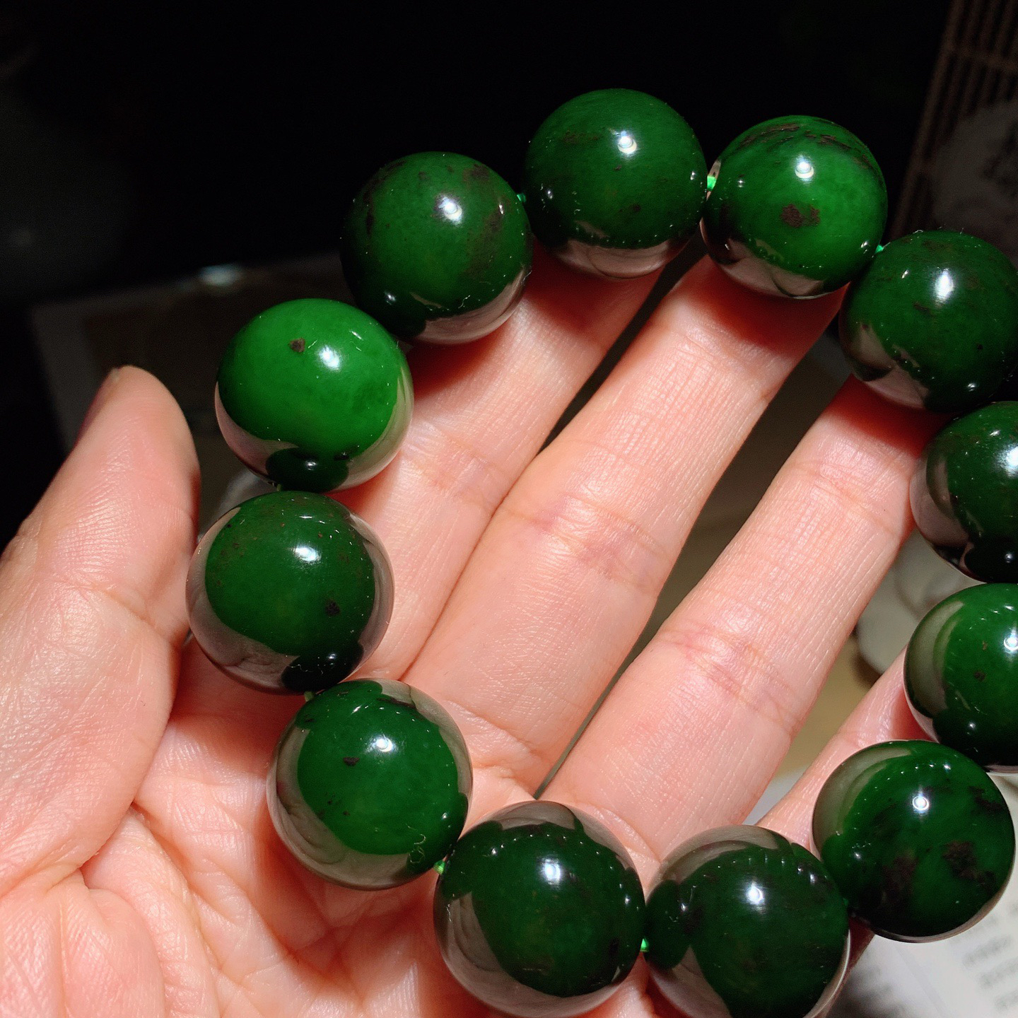 和田玉七号矿红皮料菠菜绿俄罗斯碧玉手串。单颗尺寸18重112克。玉质细腻油润。手推出油。佩戴高端典雅。lt260415