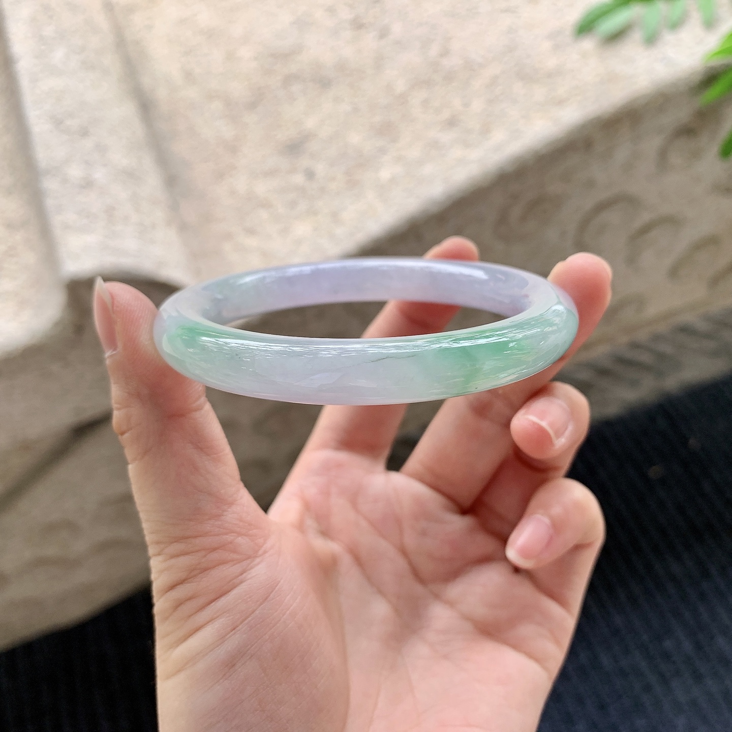 圆条54 55【圈口】55/9.1/9.3【编码】A2041509【描述】糯冰春彩，水润，种老，细腻，有纹线