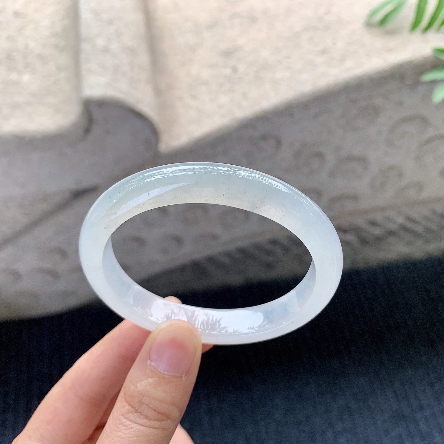 贵妃54 55 圈口55.7/48/10.8/7.5 糯冰底色，水润，种老，细腻，有纹线B2121401