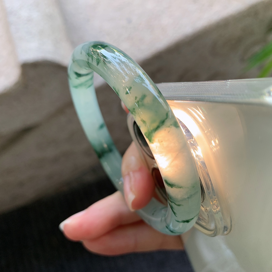 圆条52 53【圈口】53.8/9.2/8.5【编码】GF041595【描述】冰糯飘花，清透，水润，种老，细腻，打灯有棉线