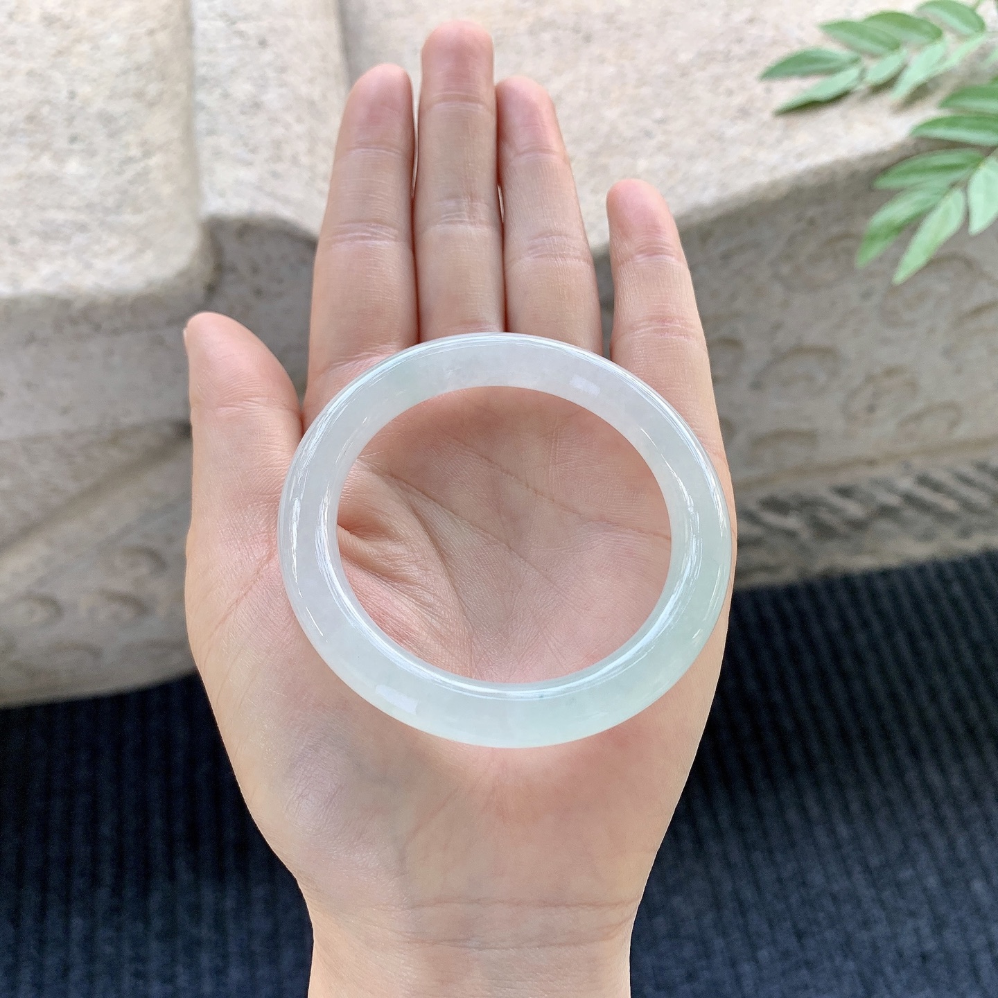 圆条49 50【圈口】50.4/8.5/8.5【编码】GF121302【描述】糯冰底色，水润，种老，细腻，打灯有棉线