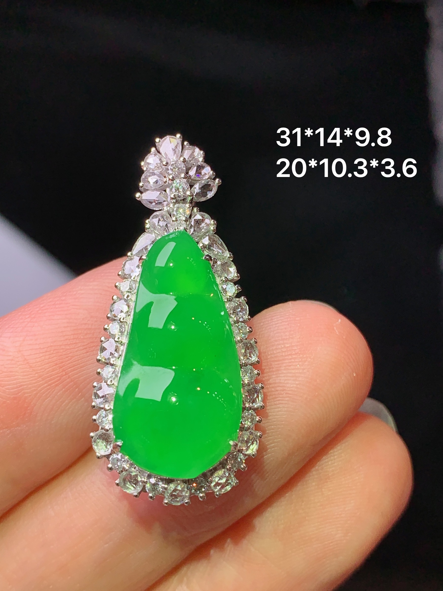 18k金钻镶嵌冰阳绿四季豆吊坠 玉质细腻 水润亮眼 色泽艳丽 整体尺寸31*14*9.8j4