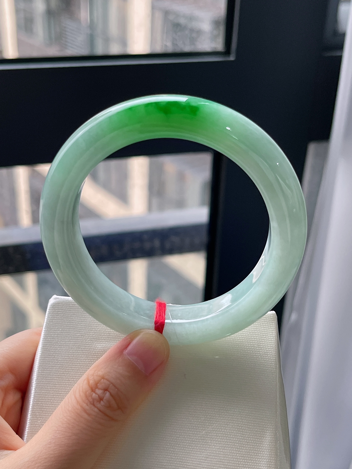 正圈56.7圈口，翡翠糯化种飘绿手镯