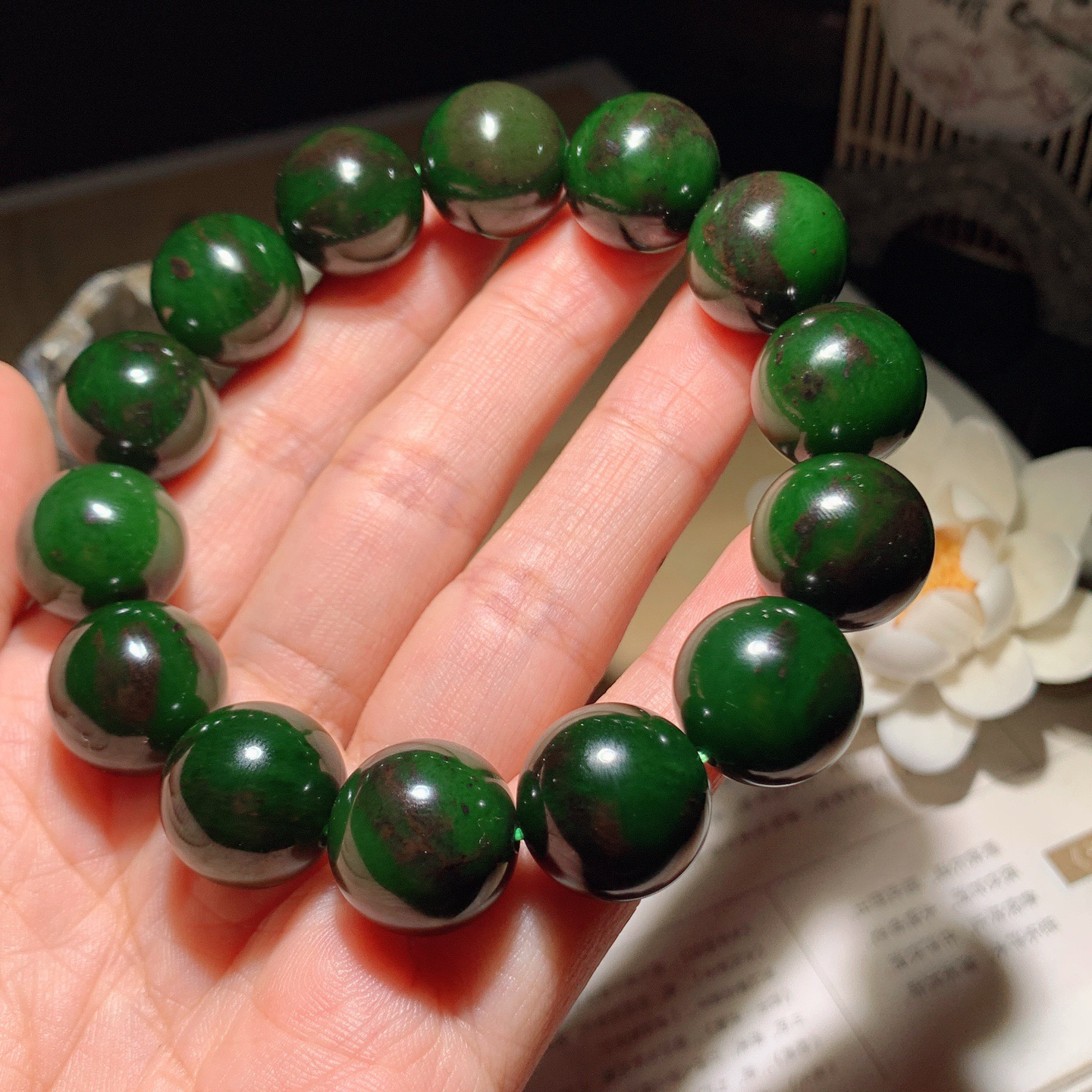 和田玉七号矿红皮料菠菜绿俄罗斯碧玉手串。单颗尺寸16重93.8克。玉质细腻油润。手推出油。佩戴高端典雅。lt260415