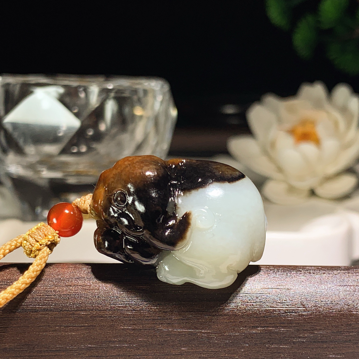 和田玉黑皮俄料大象挂件 尺寸31/23/17重22.8克。玉质细腻油润。手推出油。佩戴高端典雅。lt