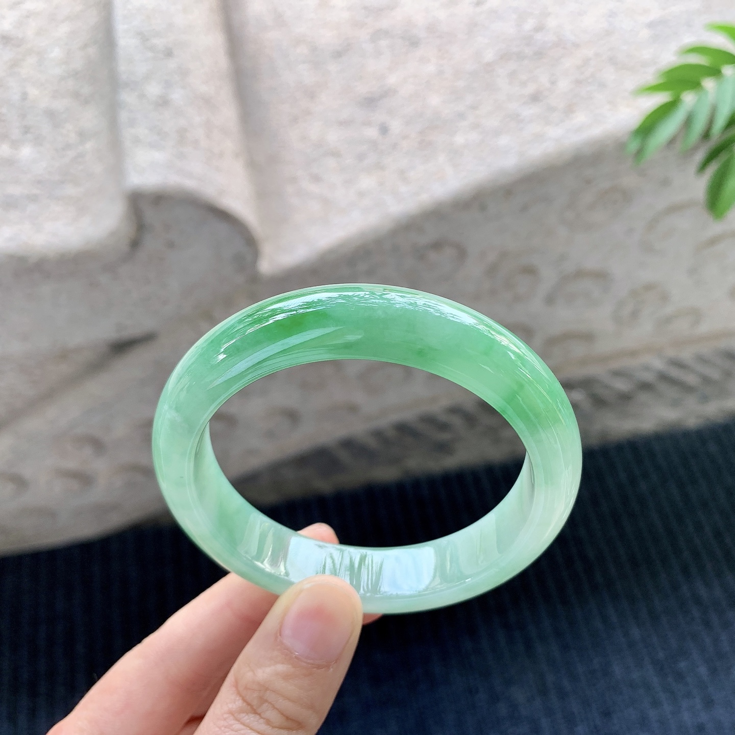 正圈55 56【圈口】56.2.12.6/8.4【编码】A1012165【描述】冰糯阳绿，水润，种老，细腻，无裂