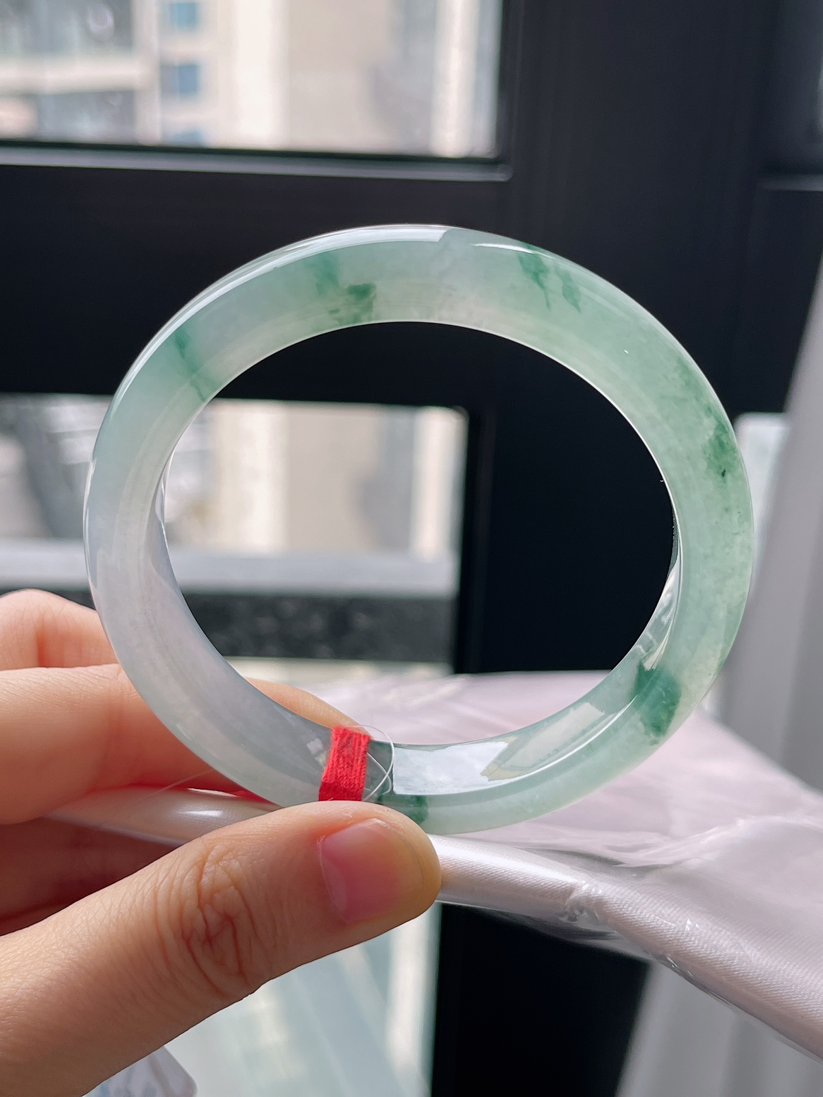 正圈57.7圈口，翡翠冰糯种飘绿手镯