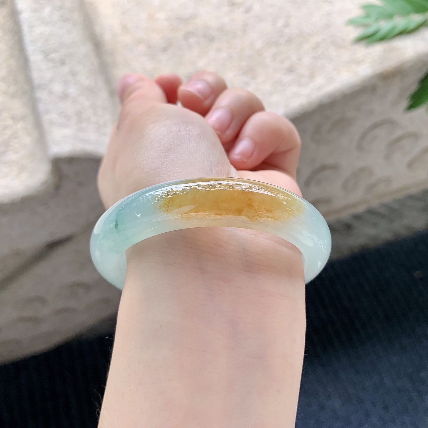 正圈52 53【圈口】53.5/12.4/8【编码】T6040919【描述】冰糯飘黄翡，水润，种老，细腻，无裂