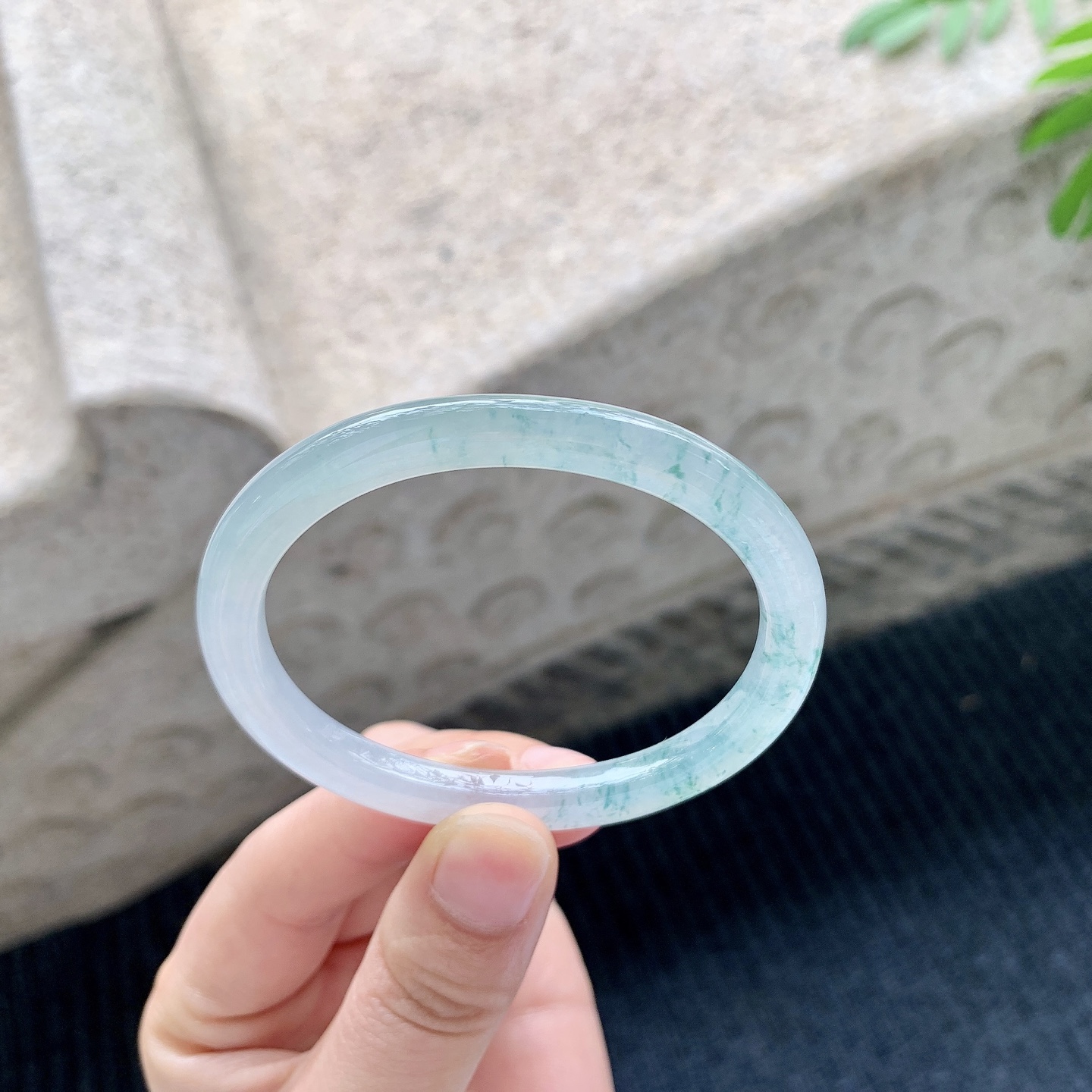 贵妃53 54【圈口】54.1/46.2/6/7【编码】T1041517【描述】冰糯飘花，清透，水润，种老，细腻，无裂